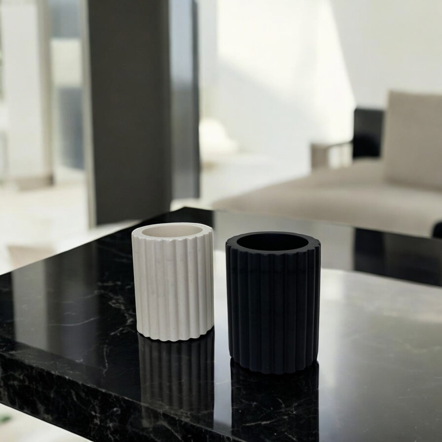 Bougeoir minimaliste en Jesmonite clair et noir, design épuré et tendance, accessoire déco fait main – HO'MAHA.