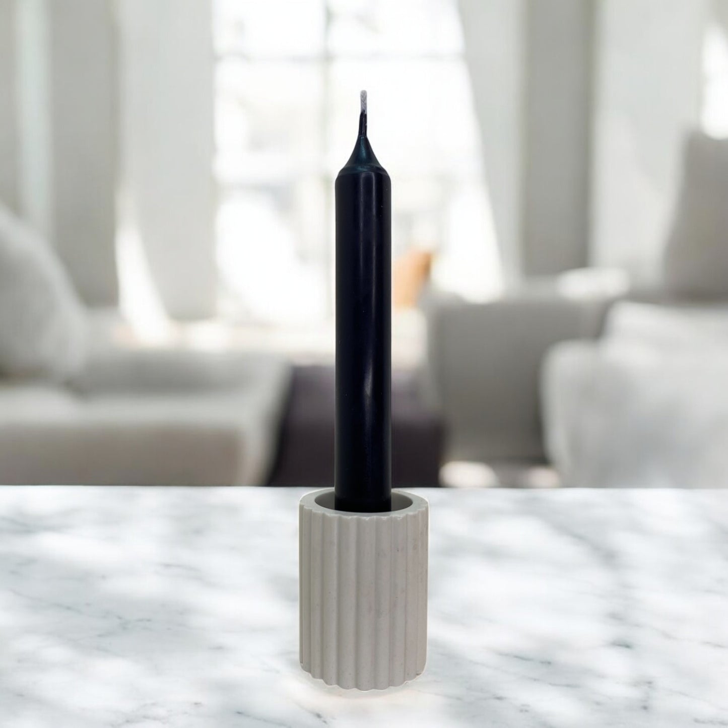 Bougeoir minimaliste en Jesmonite clair, design épuré et tendance, accessoire déco fait main . Avec une chandelle moscou – HO'MAHA.