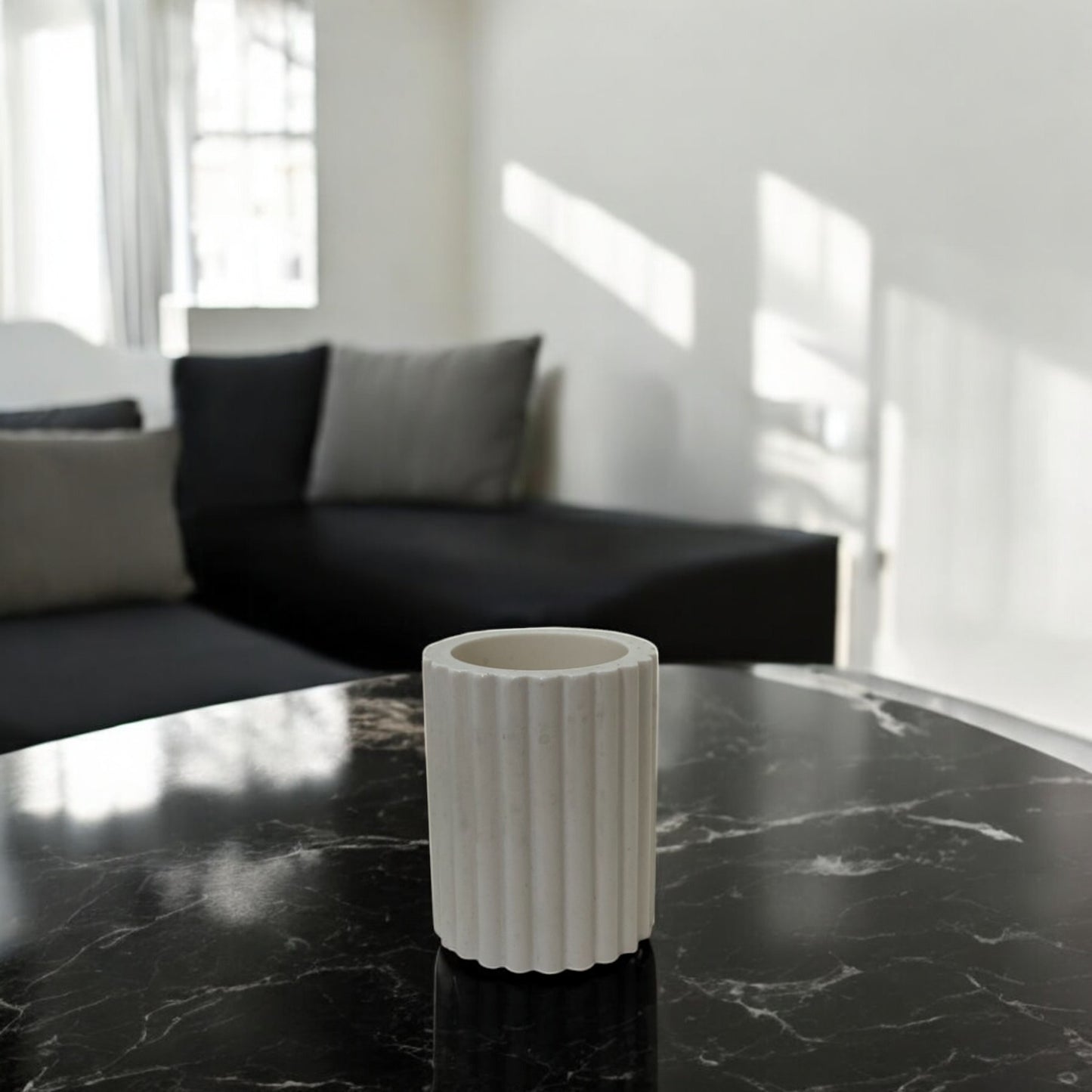 Bougeoir minimaliste en Jesmonite clair, design épuré et tendance, accessoire déco fait main – HO'MAHA.