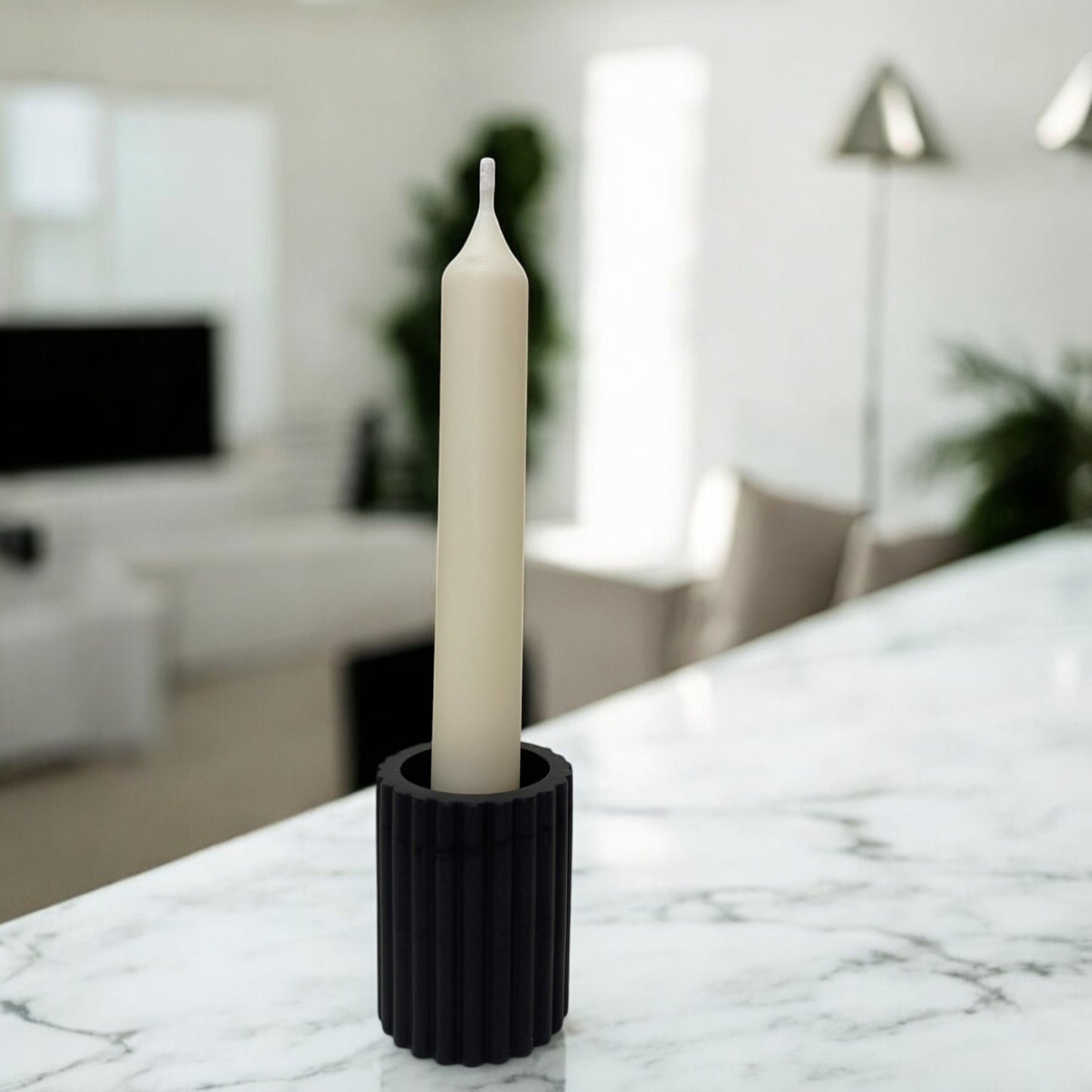 Bougeoir minimaliste en Jesmonite noir, design épuré et tendance, accessoire déco fait main. Avec une chandelle Moscou clair – HO'MAHA.