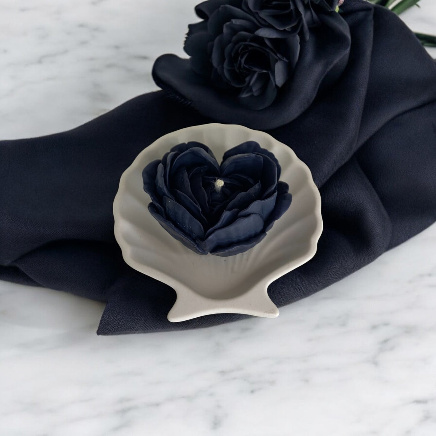 Bougie sculptée en forme de fleurs coeur, cire végétale parfumée, idéale pour une ambiance cocooning et chaleureuse, couleur noire – HO'MAHA