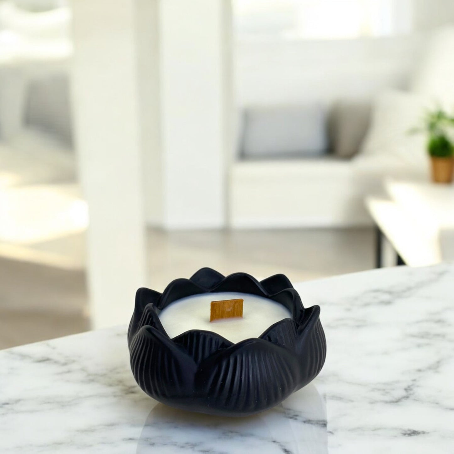 Bougie parfumée Hokkaido, fabriquée en France, dans un pot Jesmonite noir forme lotus fait main, style épuré et élégant – HO'MAHA.
