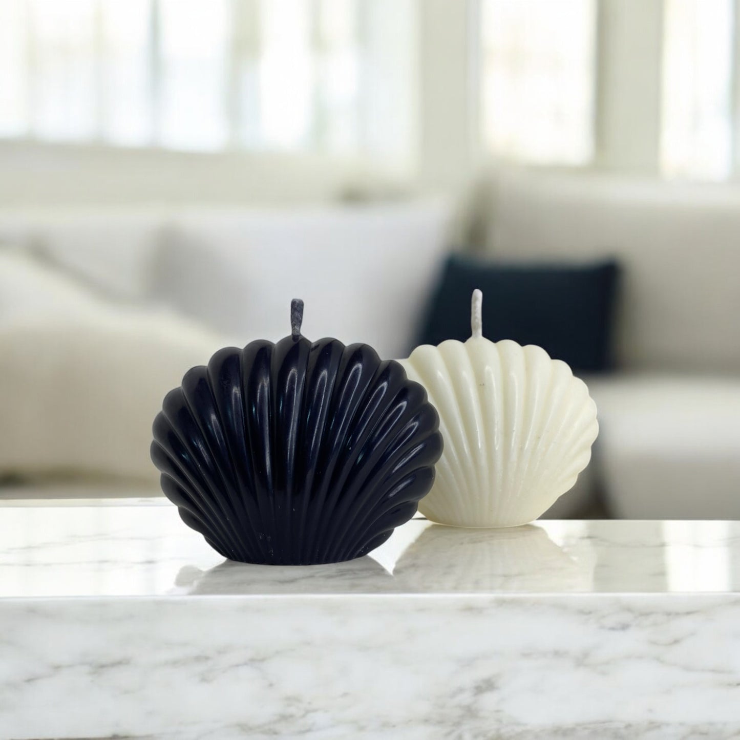 Bougie sculptée en forme de coquillage, cire végétale parfumée, idéale pour une ambiance tropicale et chaleureuse, couleur noir et clair – HO'MAHA.