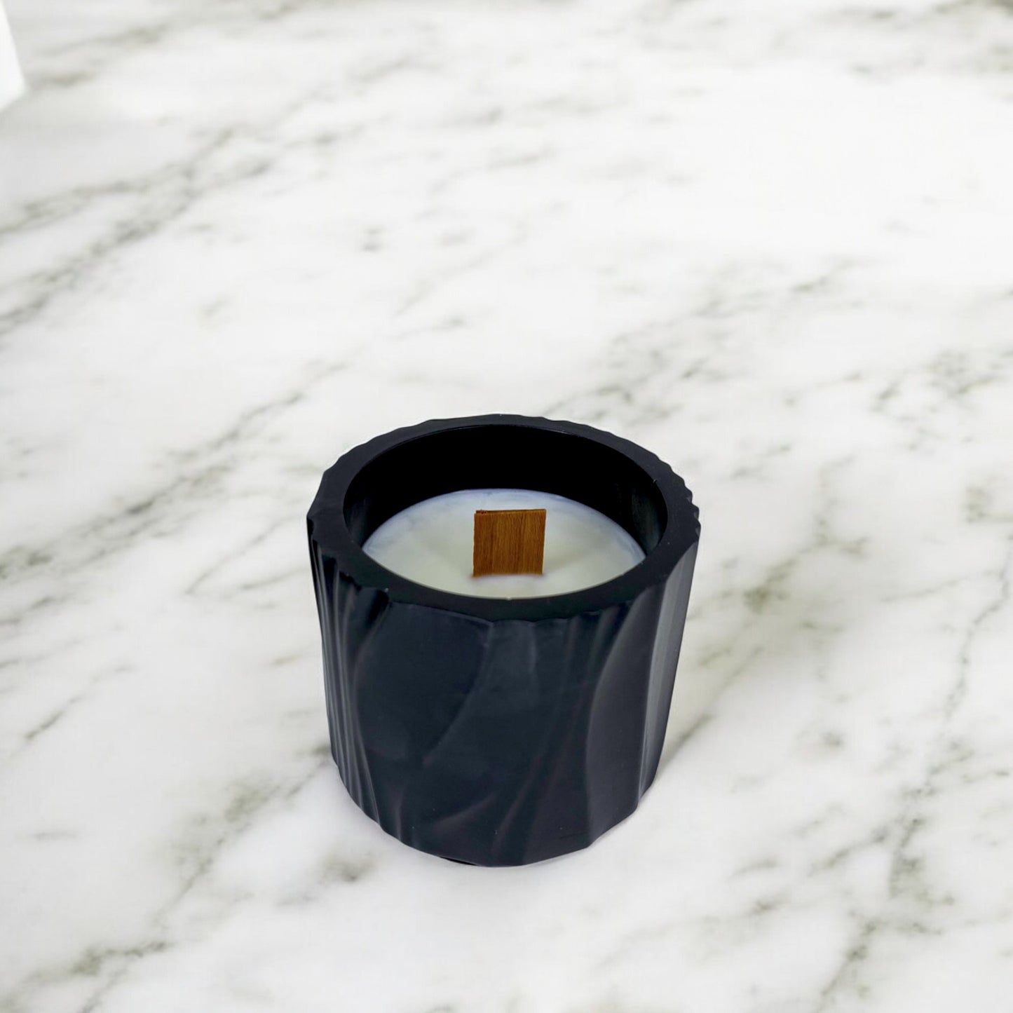 Bougie Fidji parfumée, fabriquée en France, dans un pot Jesmonite noir fait main, style épuré et élégant – HO'MAHA.