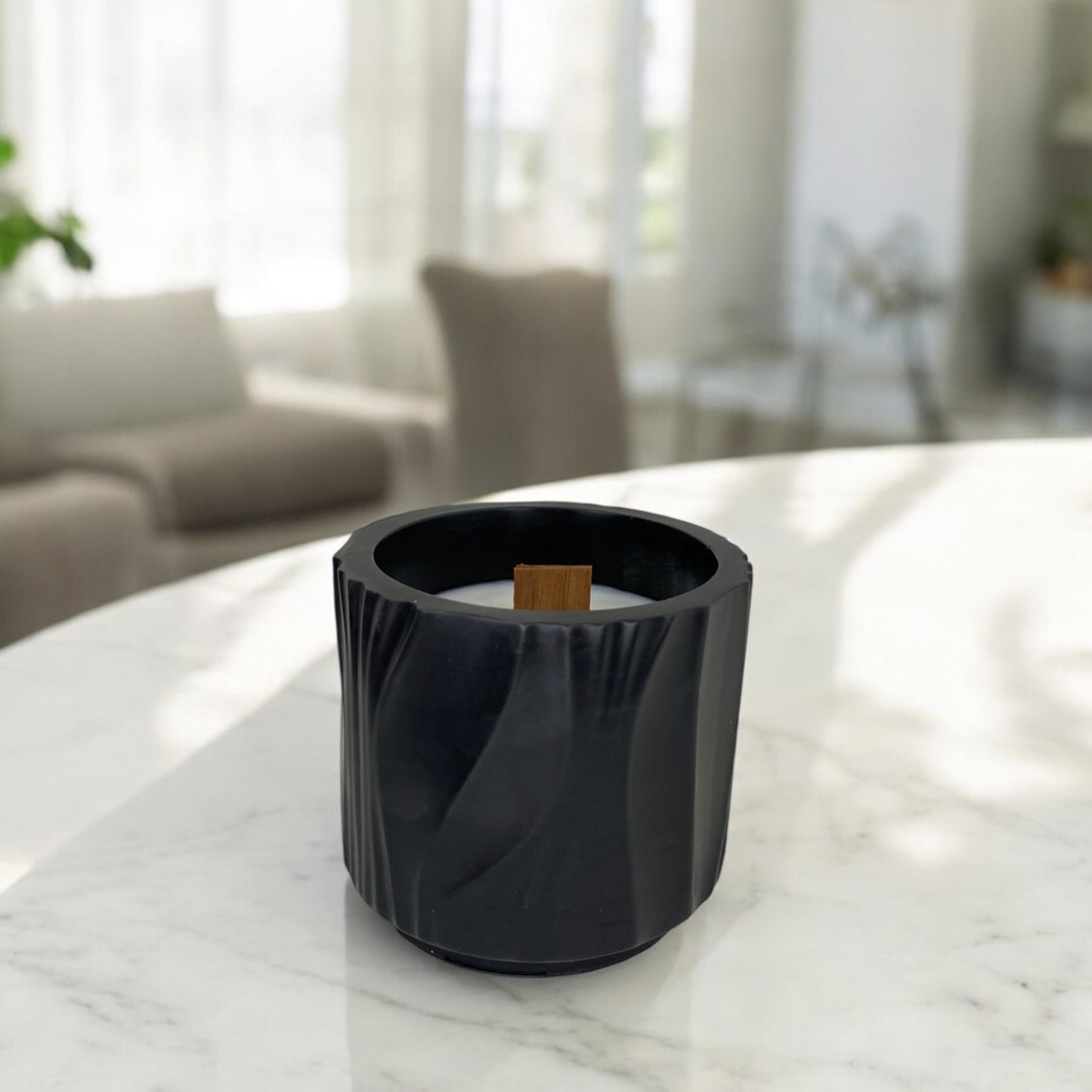 Bougie Fidji parfumée, fabriquée en France, dans un pot Jesmonite noir fait main, style épuré et élégant – HO'MAHA.