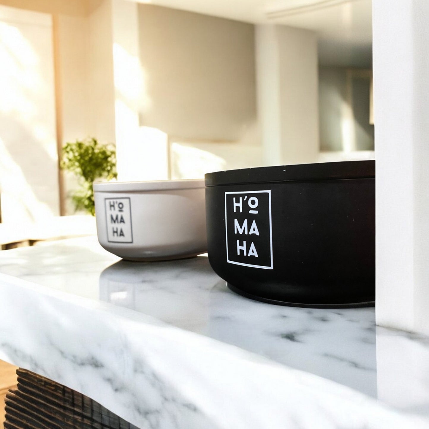 Bougie Kyoto parfumée, fabriquée en France, dans un pot Jesmonite noir fait main, style épuré et élégant, couleur noir – HO'MAHA.