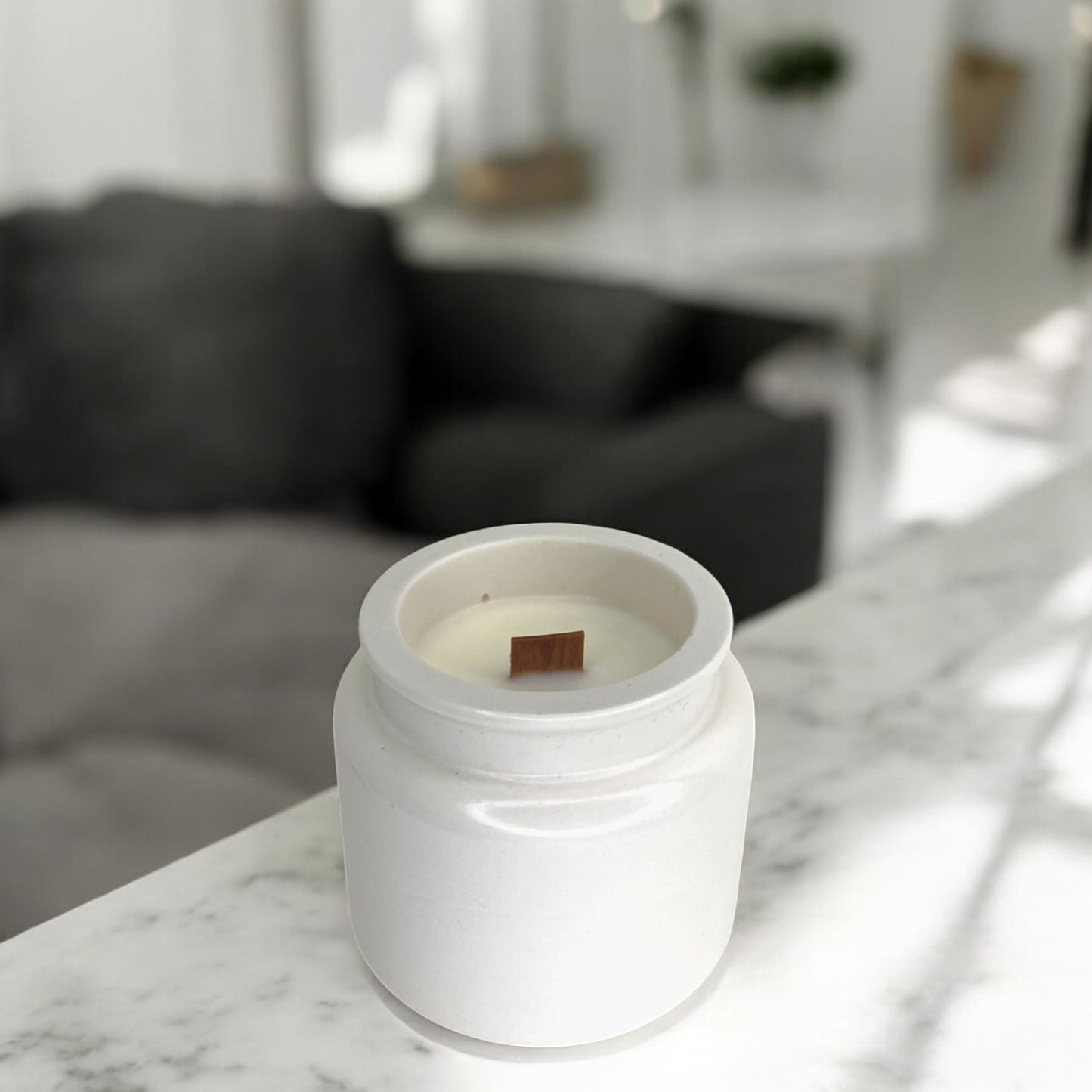 Bougie parfumée, fabriquée en France, dans un pot Jesmonite beige fait main, style épuré et élégant – HO'MAHA.
