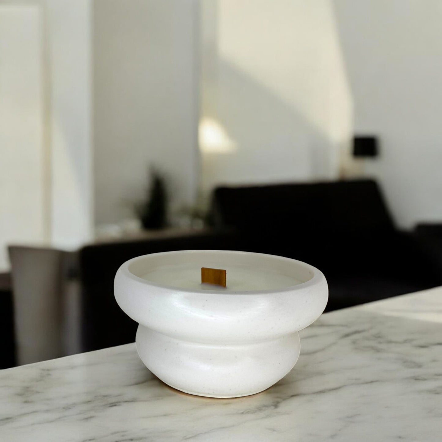 Bougie petra parfumée, fabriquée en France, dans un pot Jesmonite beige fait main, style épuré et élégant – HO'MAHA.