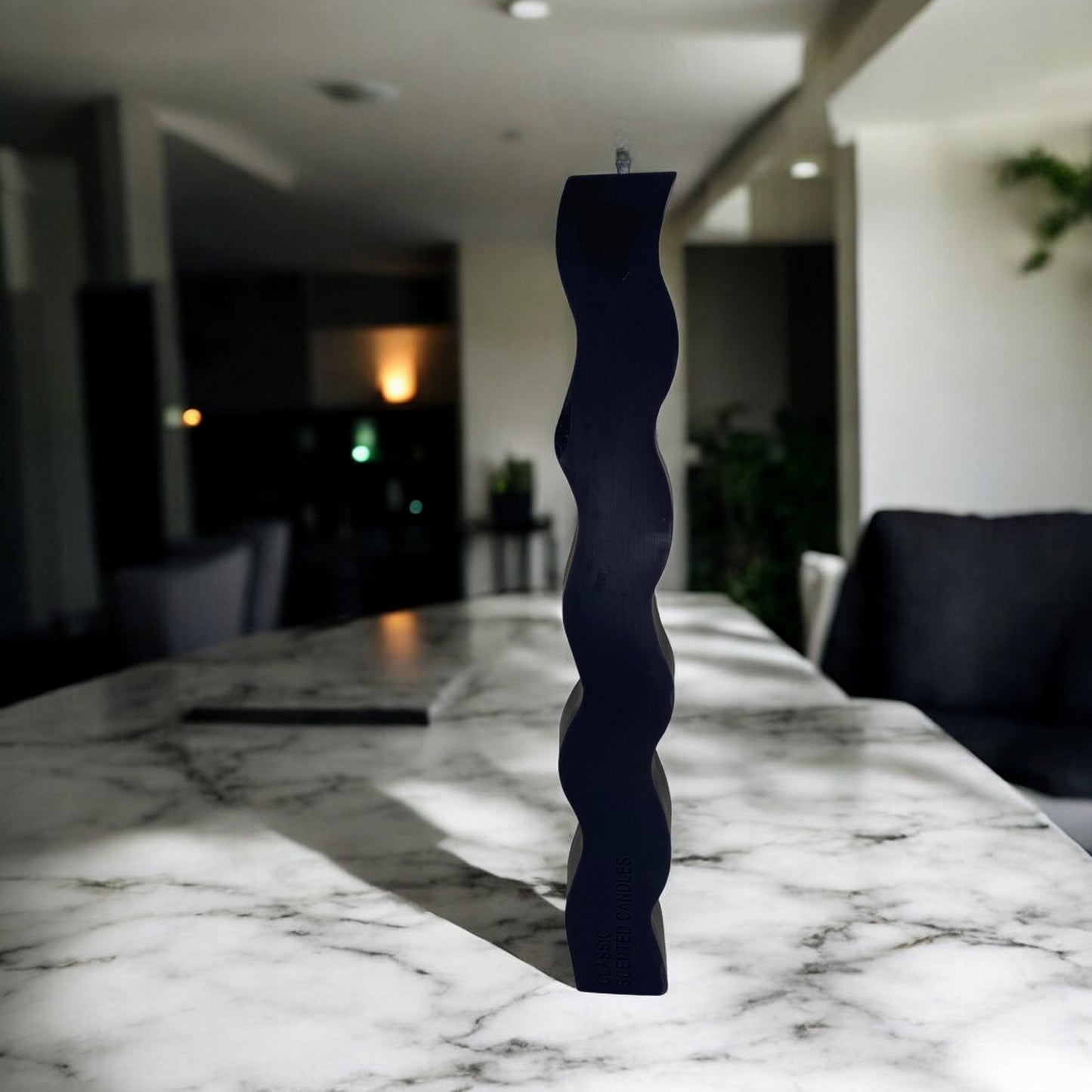 Bougie Santorin artisanale design en cire de soja, parfumée, décoration d'intérieur minimaliste, couleur noir, forme colonne ondulé – HO'MAHA.