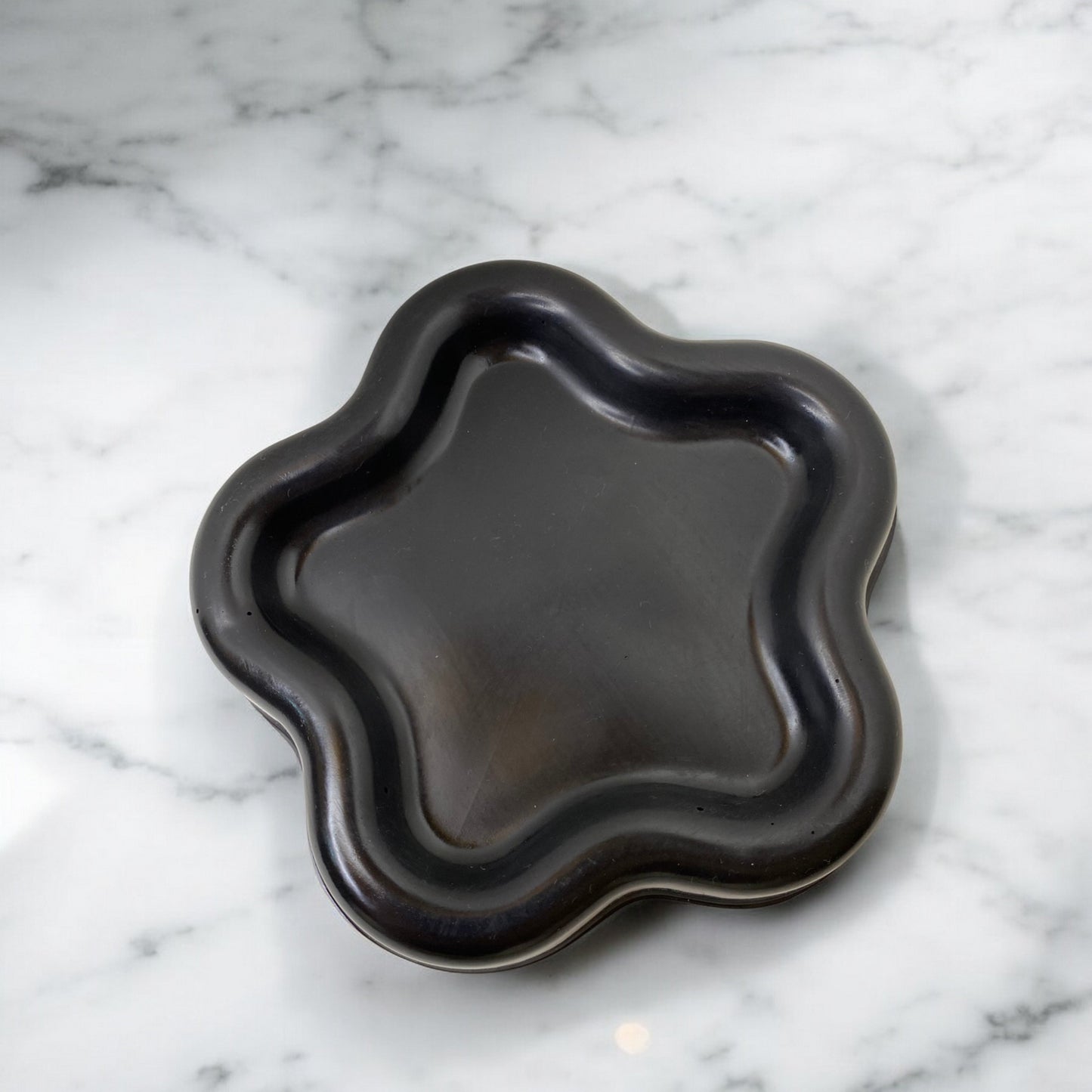 Plateau décoratif en Jesmonite noir, parfait pour organisateur bijoux, bougies ou objets déco, couleur noir – HO'MAHA.