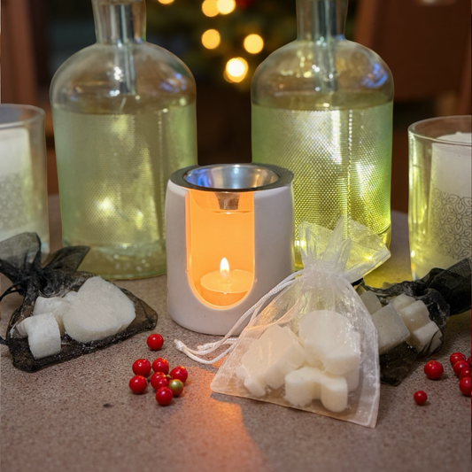 Table de Noël à la lumière d'une bougie, baies rouges et verrerie – HO'MAHA