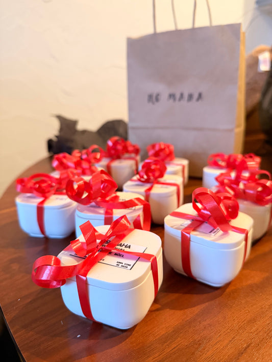 Cadeaux de Noël faits main emballés de blanc et noués de rubans rouges – HO'MAHA