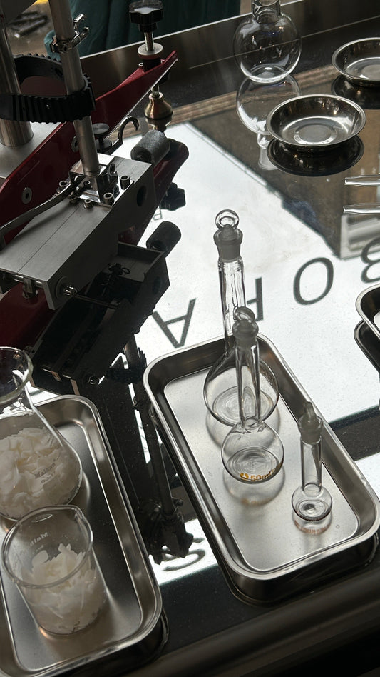 Bougies artisanales vs bougies insdustrielles: pourquoi choisir HO'MAHA?