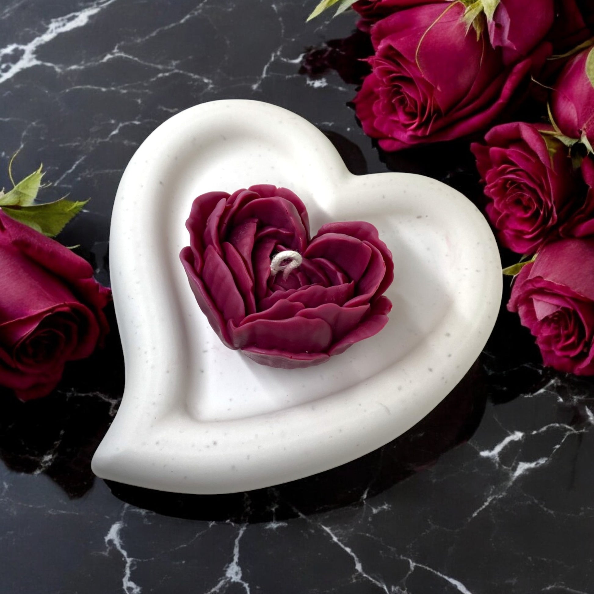 Bougie décorative parfumée en cire végétale, fleurs en forme de coeur, couleur bordeaux, fabriquée à la main – HO'MAHA.