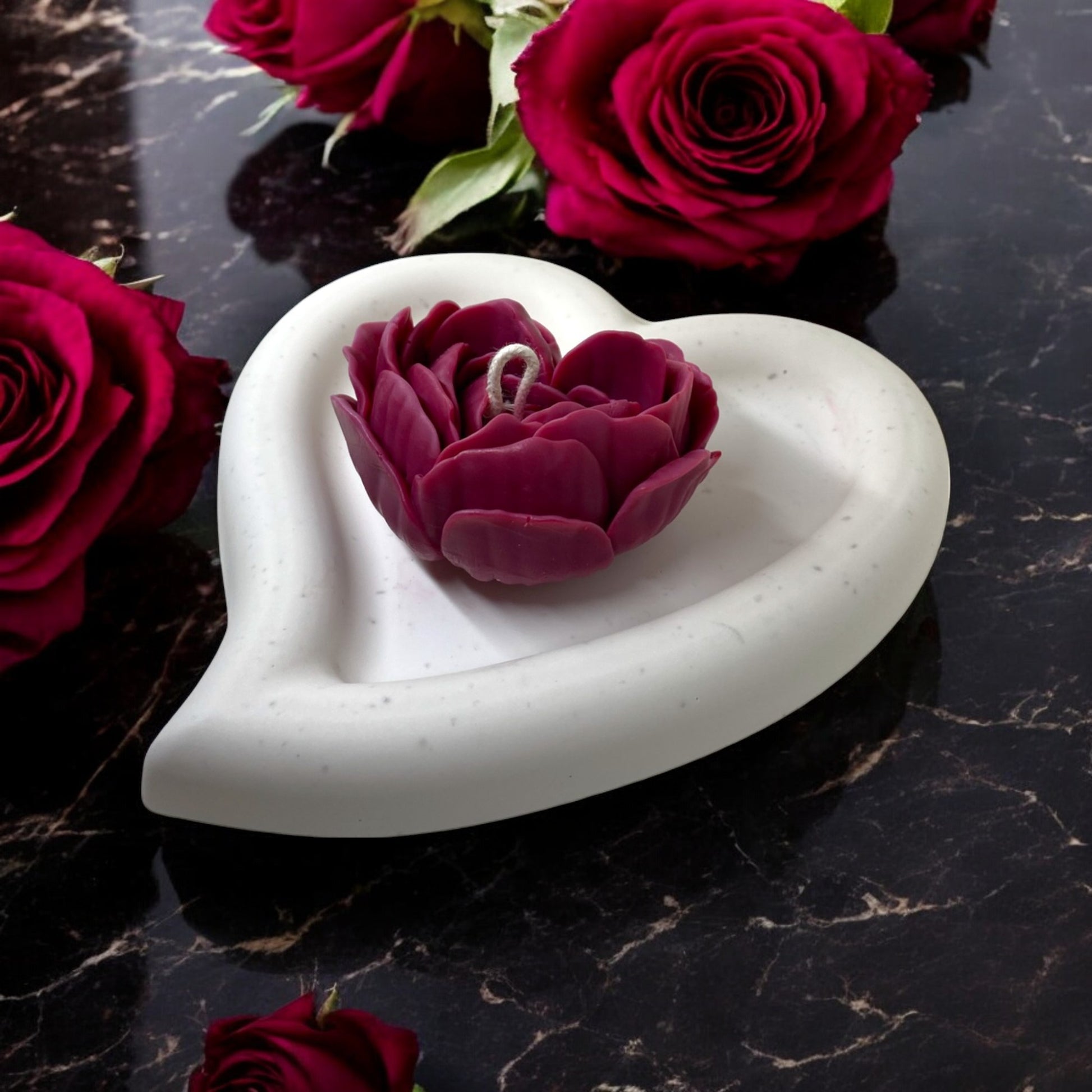 Bougie décorative parfumée en cire végétale, fleurs en forme de coeur, couleur bordeaux, fabriquée à la main – HO'MAHA.