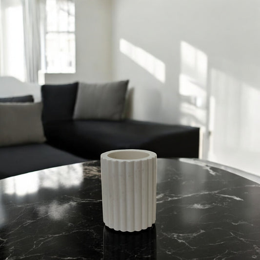 Bougeoir minimaliste en Jesmonite clair, design épuré et tendance, accessoire déco fait main – HO'MAHA.