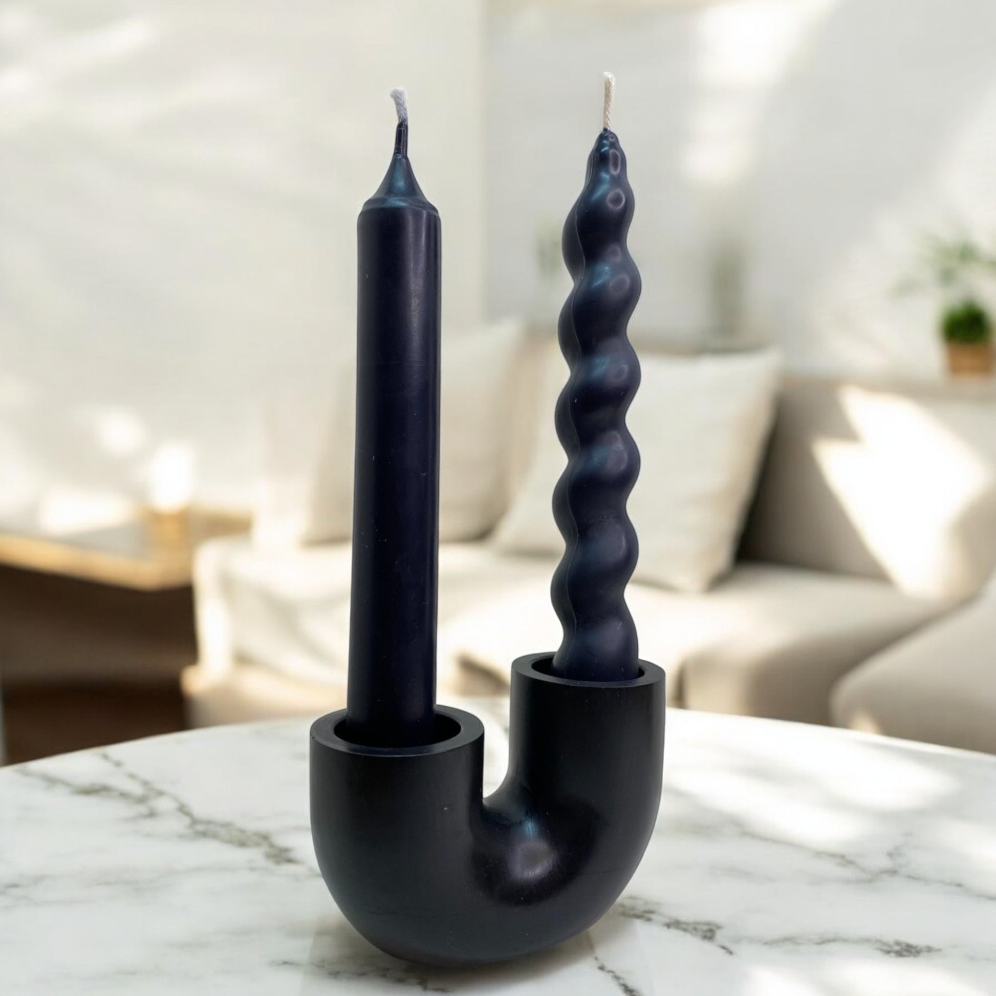 Bougeoir Soho, minimaliste en Jesmonite noir, design épuré et tendance, accessoire déco fait main . Avec chandelle Moscou et Marrakech noires – HO'MAHA.