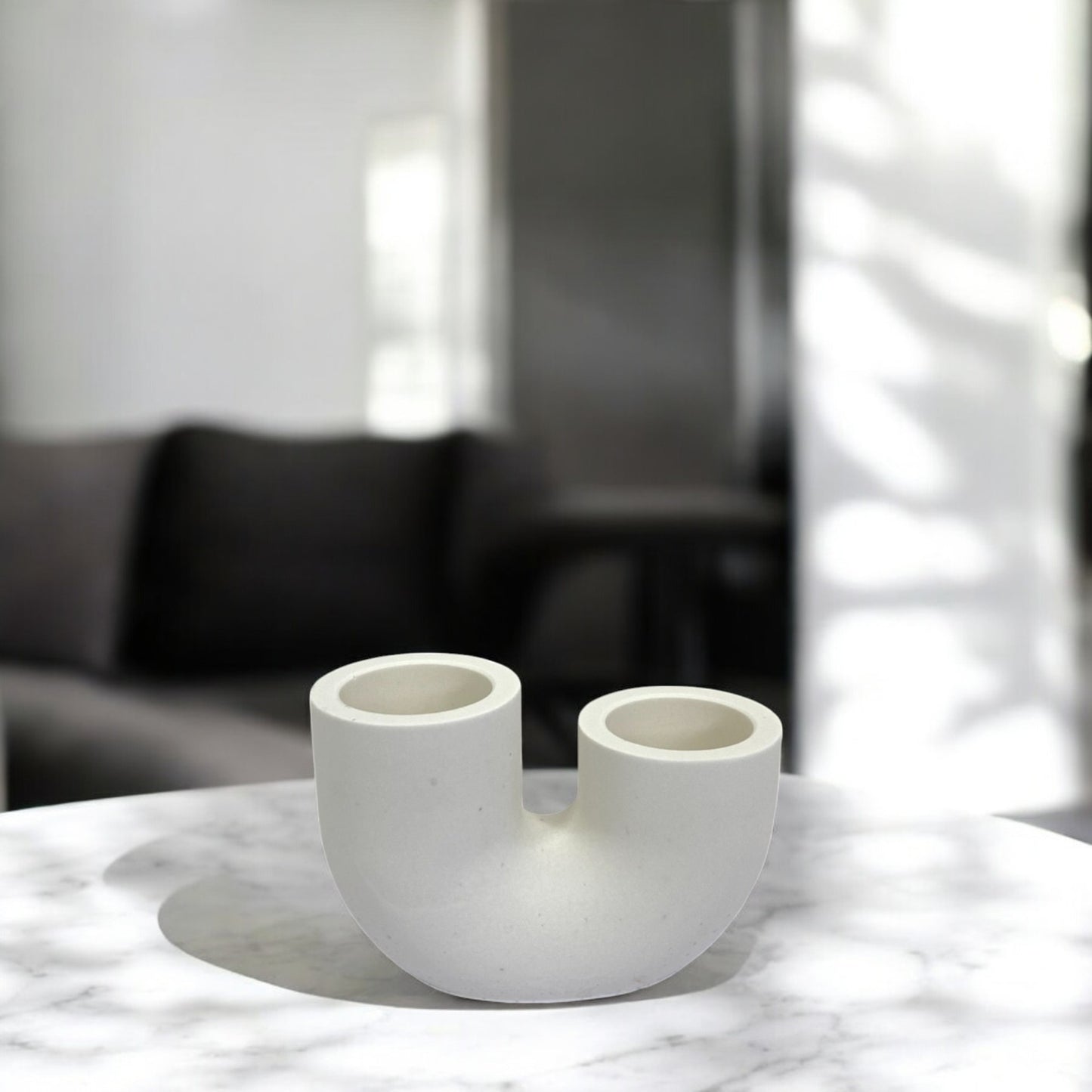 Bougeoir Soho, minimaliste en Jesmonite clair, design épuré et tendance, accessoire déco fait main – HO'MAHA.
