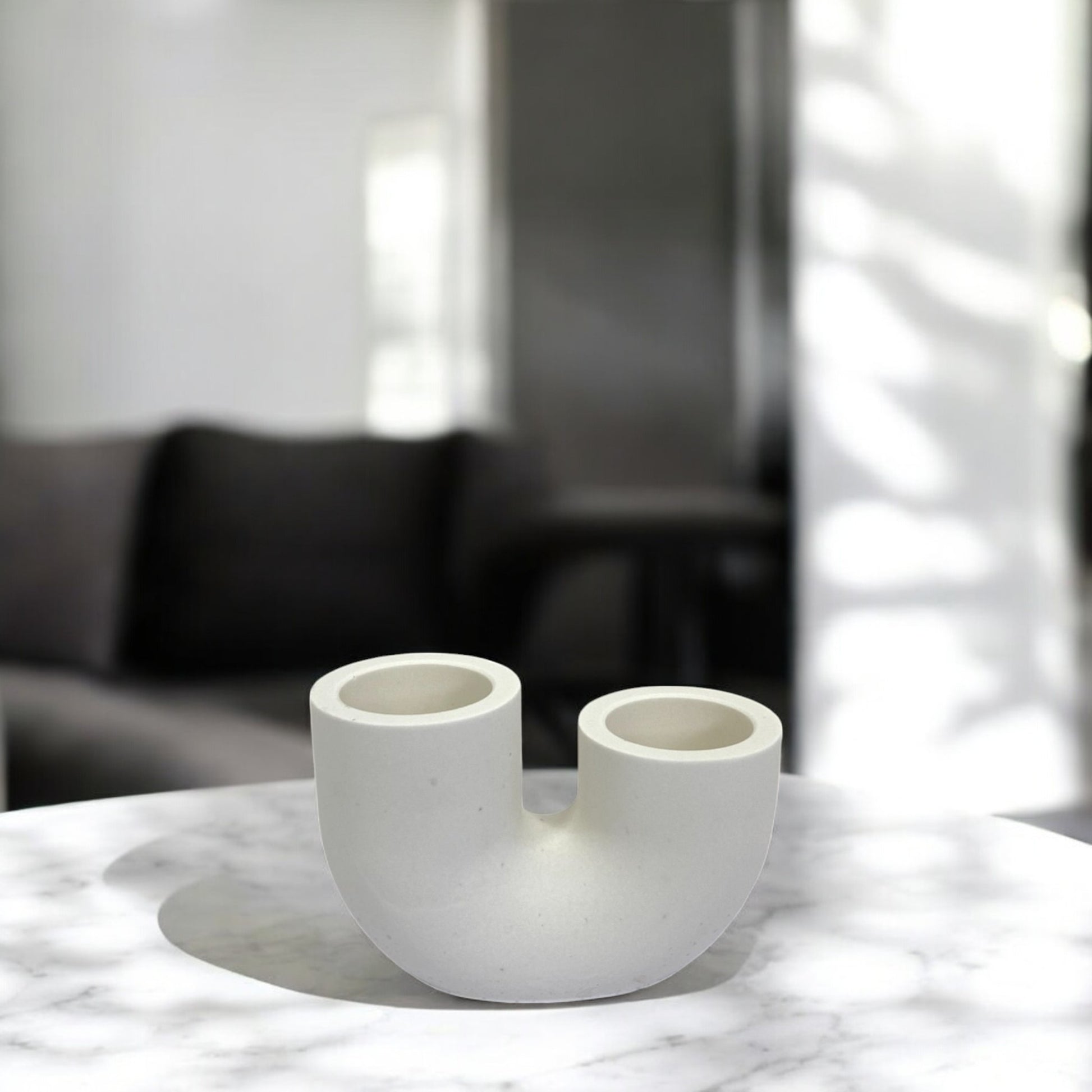 Bougeoir Soho, minimaliste en Jesmonite clair, design épuré et tendance, accessoire déco fait main – HO'MAHA.
