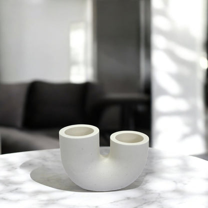 Bougeoir Soho, minimaliste en Jesmonite clair, design épuré et tendance, accessoire déco fait main – HO'MAHA.
