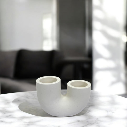 Bougeoir Soho, minimaliste en Jesmonite clair, design épuré et tendance, accessoire déco fait main – HO'MAHA.
