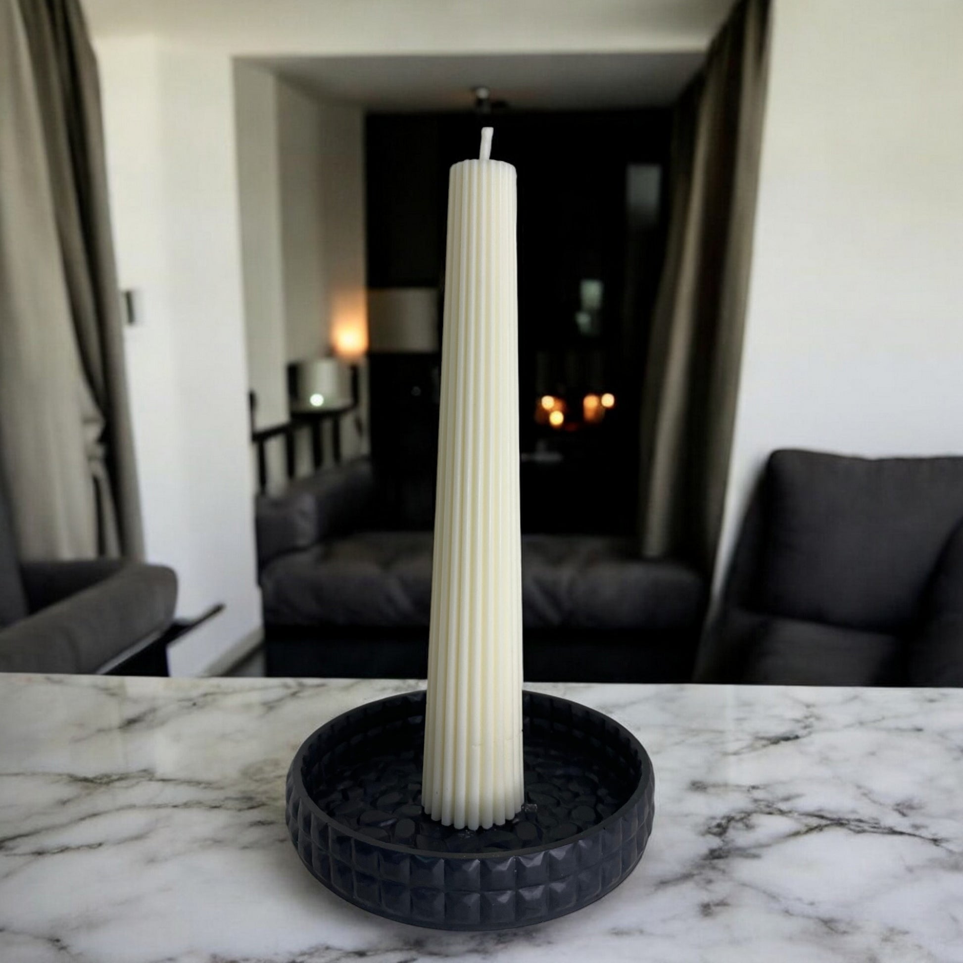 Bougie Syracuse, sculptée en forme de chandelle crénelé, cire végétale parfumée, idéale pour une ambiance cocooning et chaleureuse, couleur clair – HO'MAHA.