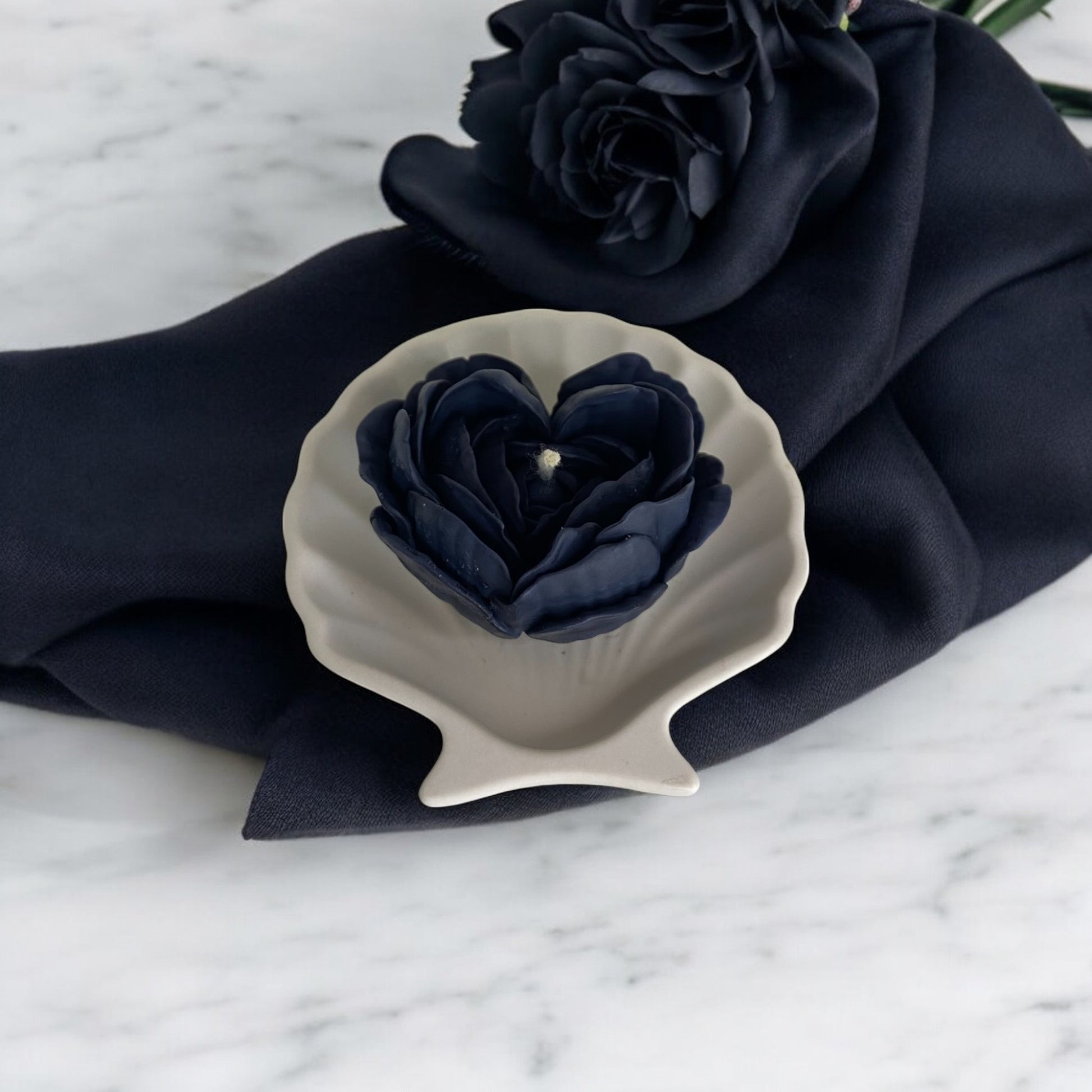 Bougie sculptée en forme de fleurs coeur, cire végétale parfumée, idéale pour une ambiance cocooning et chaleureuse, couleur noire – HO'MAHA