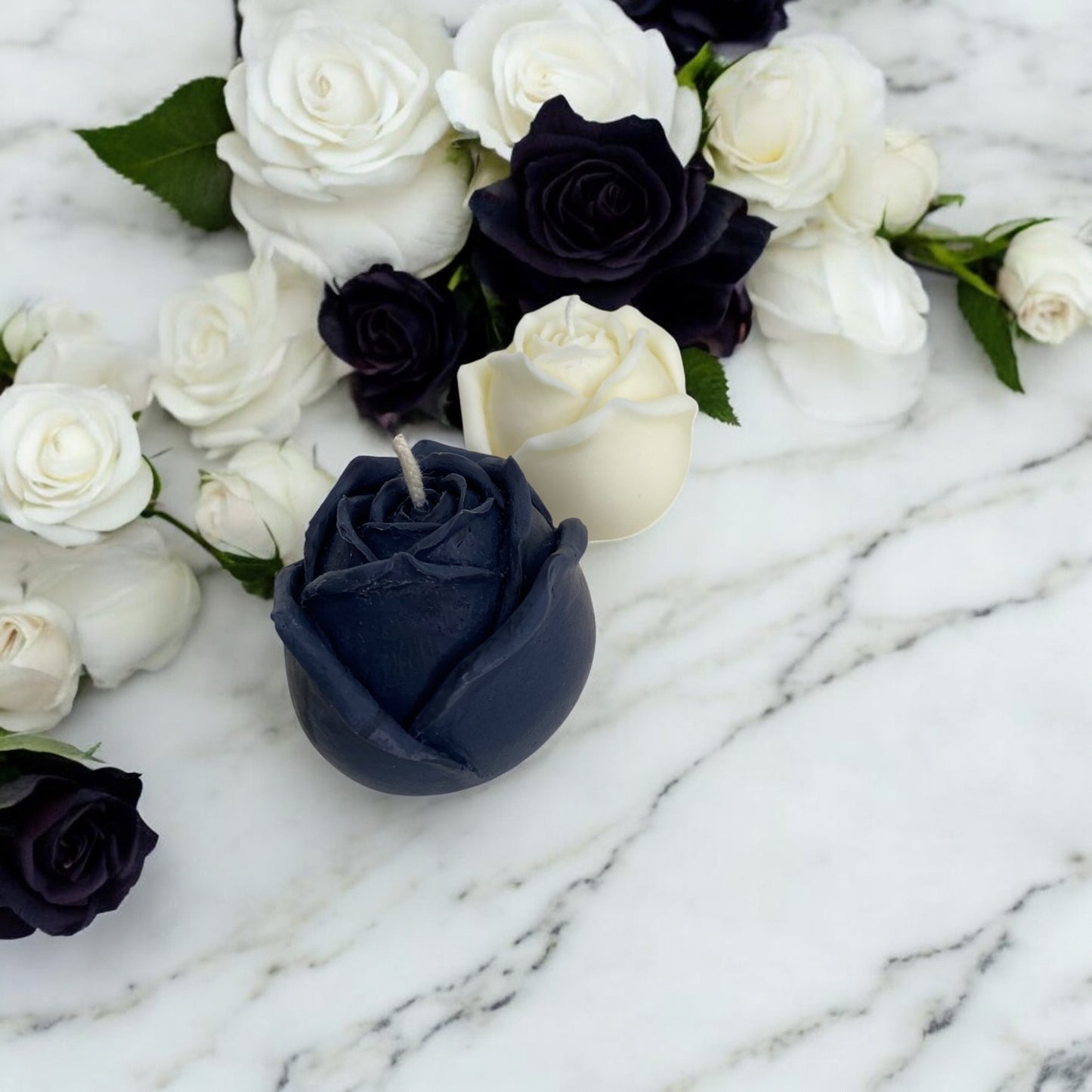 Bougie sculptée en forme de rose réaliste, cire végétale parfumée, idéale pour une ambiance cocooning et chaleureuse, couleur noir et clair – HO'MAHA.