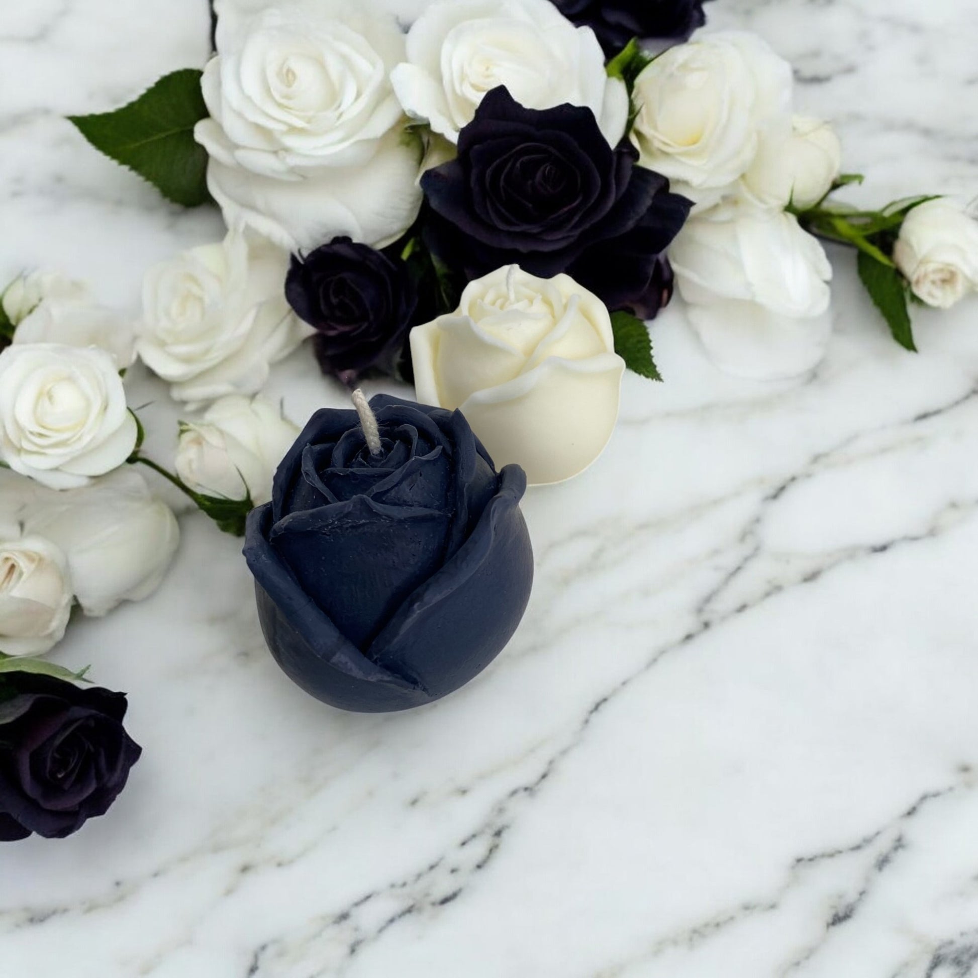 Bougie sculptée en forme de rose réaliste, cire végétale parfumée, idéale pour une ambiance cocooning et chaleureuse, couleur noir et clair – HO'MAHA.