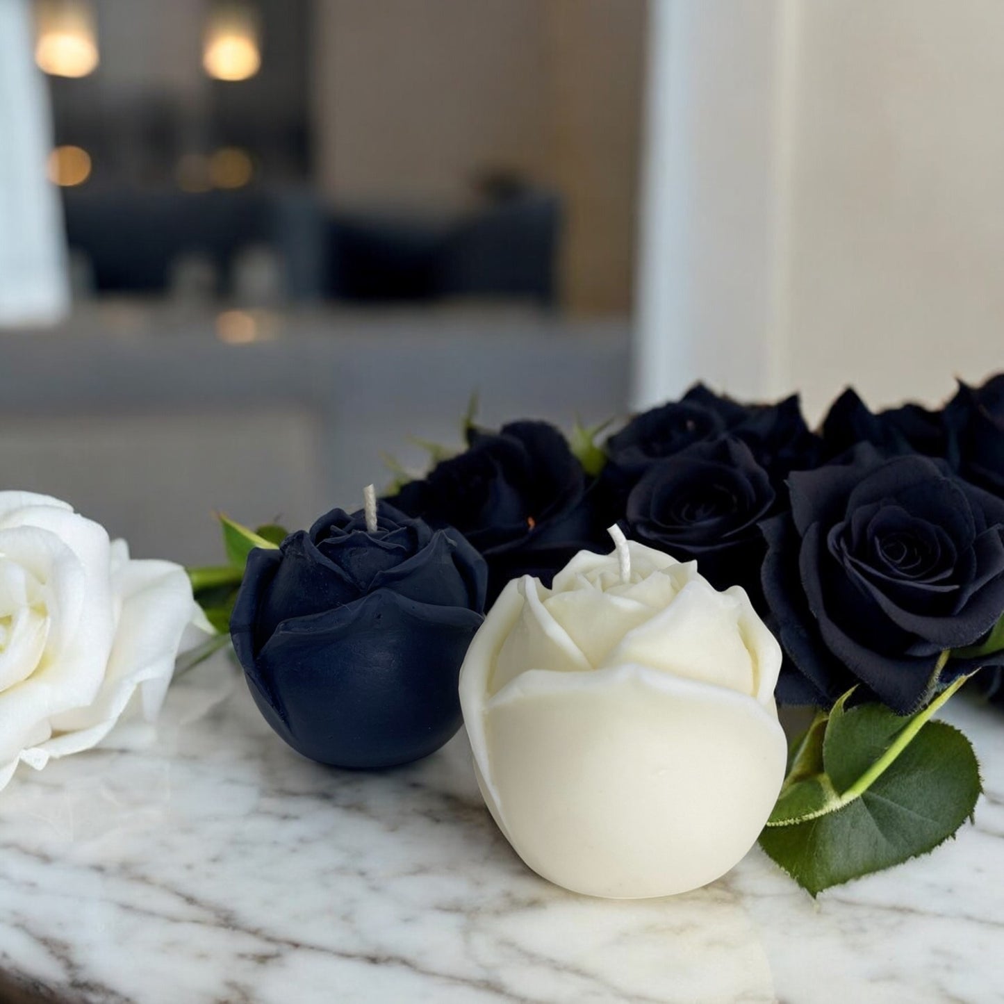 Bougie sculptée en forme de rose réaliste, cire végétale parfumée, idéale pour une ambiance cocooning et chaleureuse, couleur noir et clair – HO'MAHA.