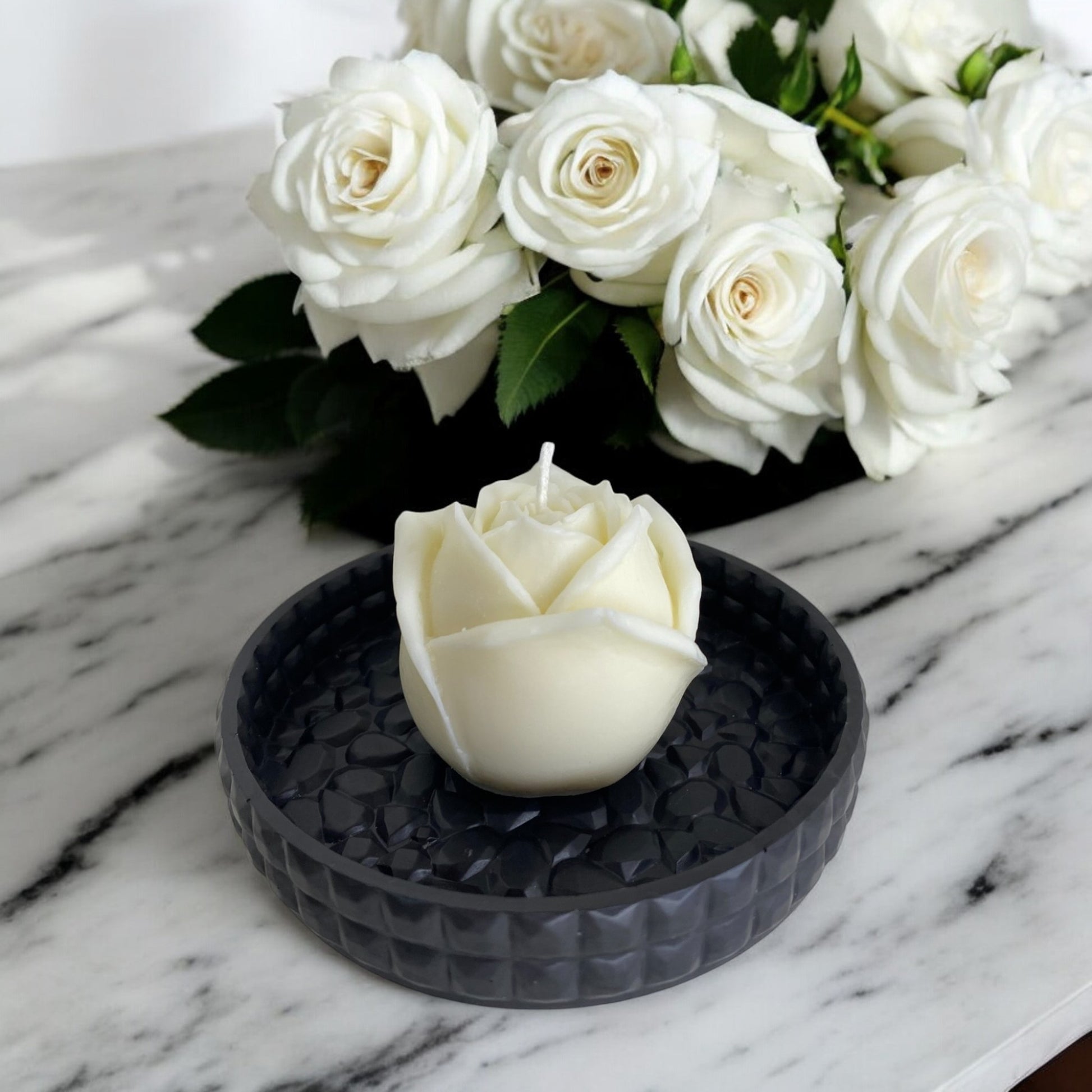 Bougie sculptée en forme de rose réaliste, cire végétale parfumée, idéale pour une ambiance cocooning et chaleureuse, couleur clair – HO'MAHA.