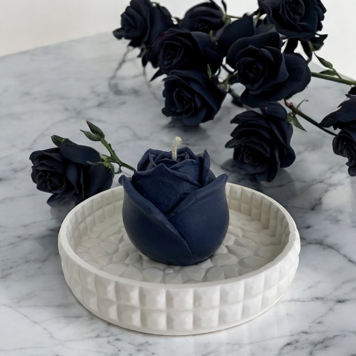 Bougie sculptée en forme de rose réaliste, cire végétale parfumée, idéale pour une ambiance cocooning et chaleureuse, couleur noir– HO'MAHA.