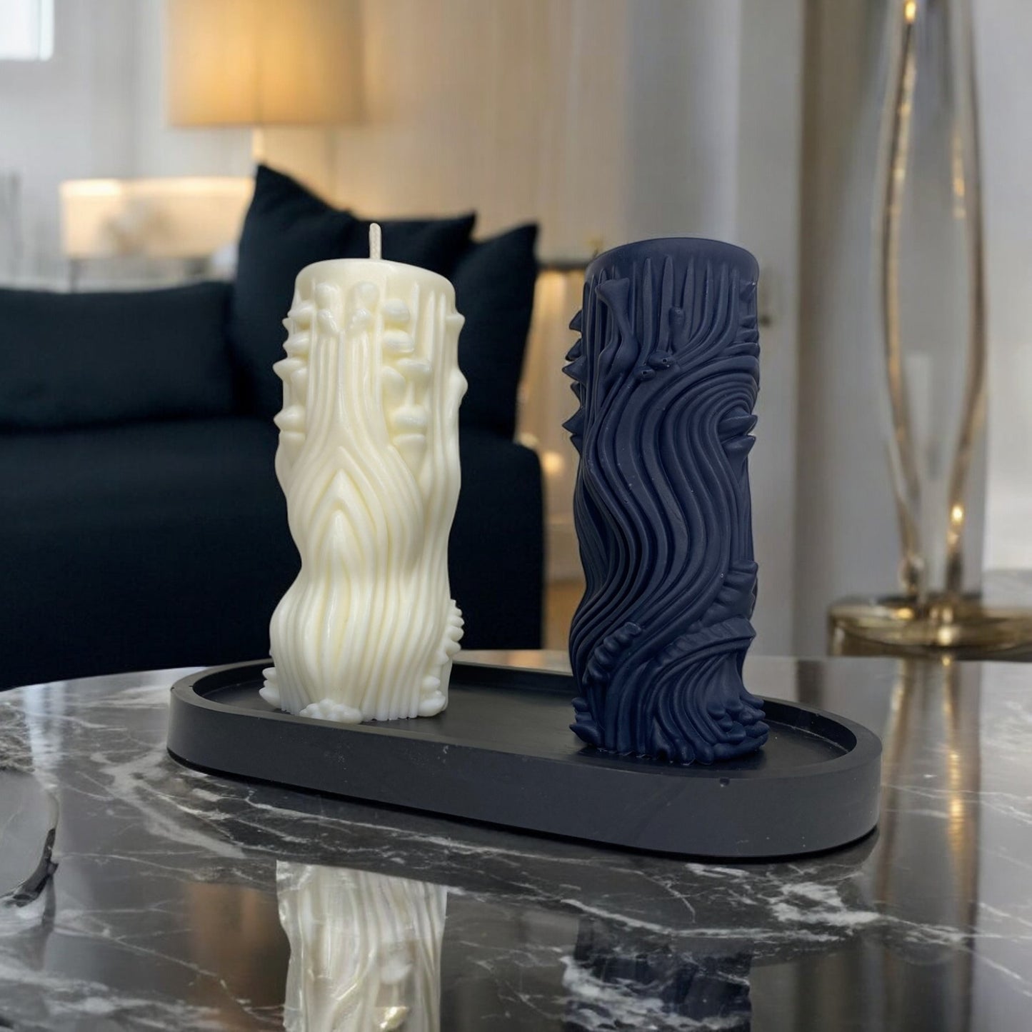 Bougie Manaus sculptée en forme de organique, cire végétale parfumée, idéale pour une ambiance cocooning et chaleureuse, couleur clair et noir – HO'MAHA.