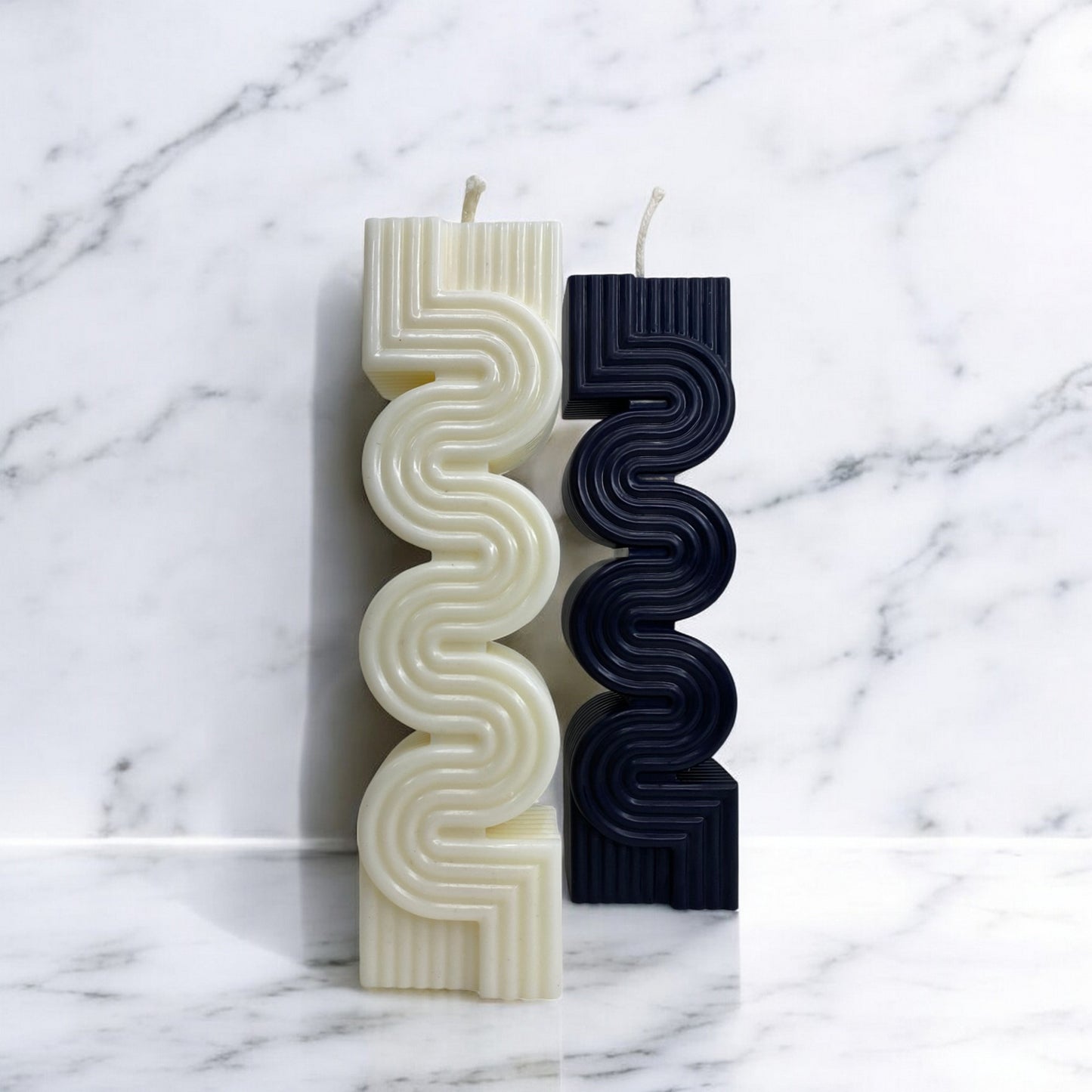 Bougie Xoco, sculptée en forme de colonne aztèque, cire végétale parfumée, idéale pour une ambiance cocooning et chaleureuse, couleur clair et noir – HO'MAHA.