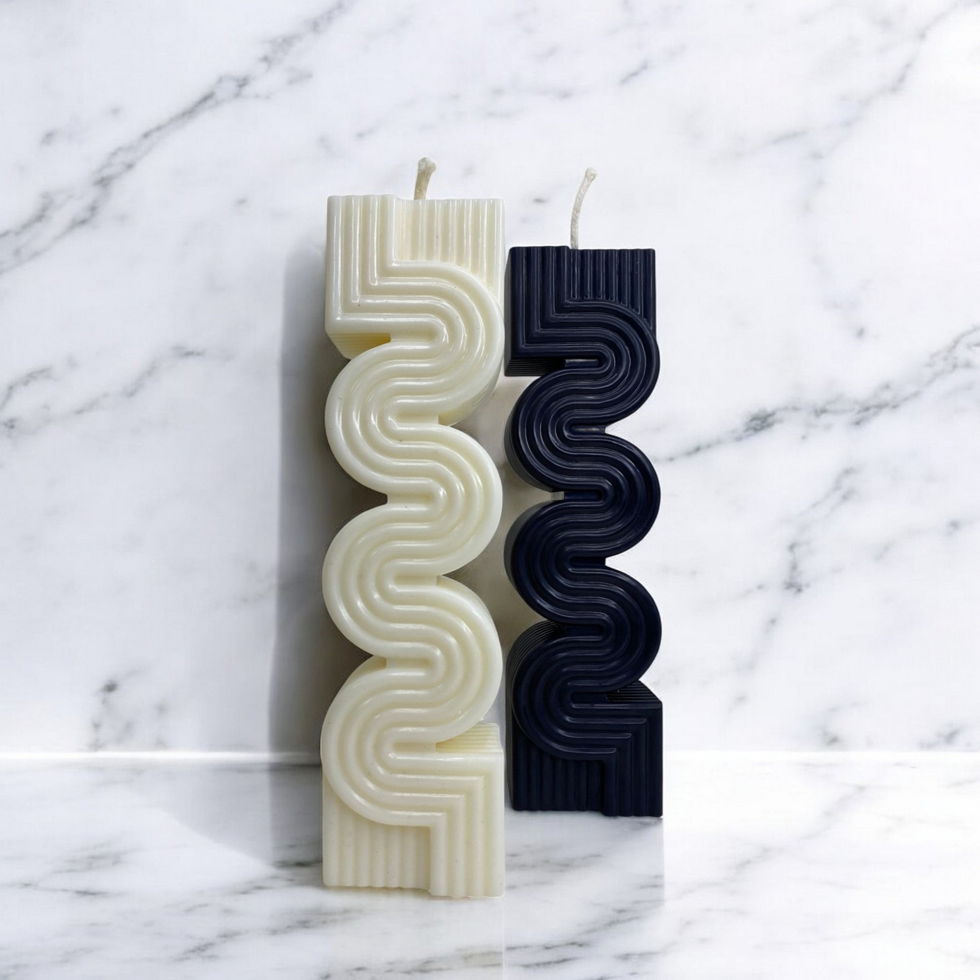 Bougie Xoco, sculptée en forme de colonne aztèque, cire végétale parfumée, idéale pour une ambiance cocooning et chaleureuse, couleur clair et noir – HO'MAHA.