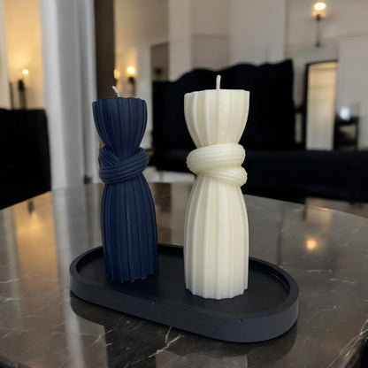 Bougie florence sculptée en forme de colonne noeud, cire végétale parfumée, idéale pour une ambiance cocooning et chaleureuse, couleur noir et clair – HO'MAHA.