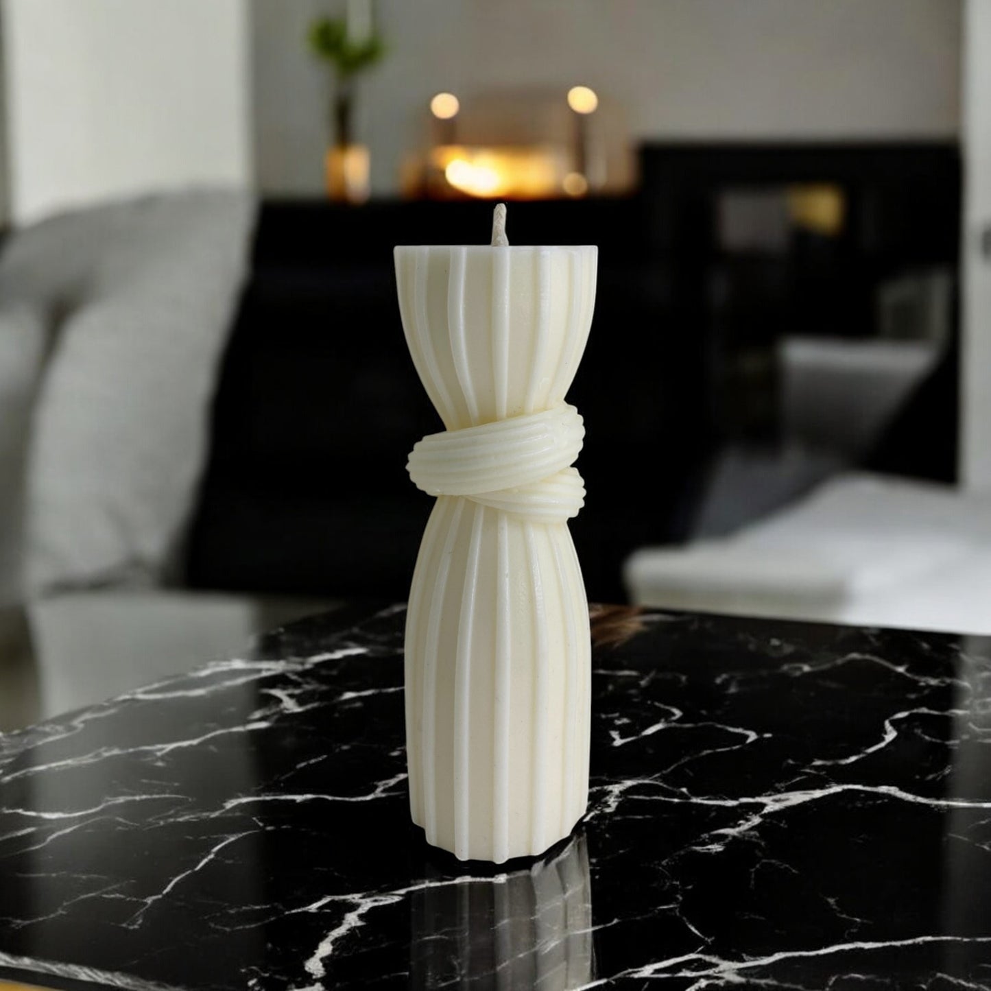 Bougie florence sculptée en forme de colonne noeud, cire végétale parfumée, idéale pour une ambiance cocooning et chaleureuse, couleur clair – HO'MAHA.