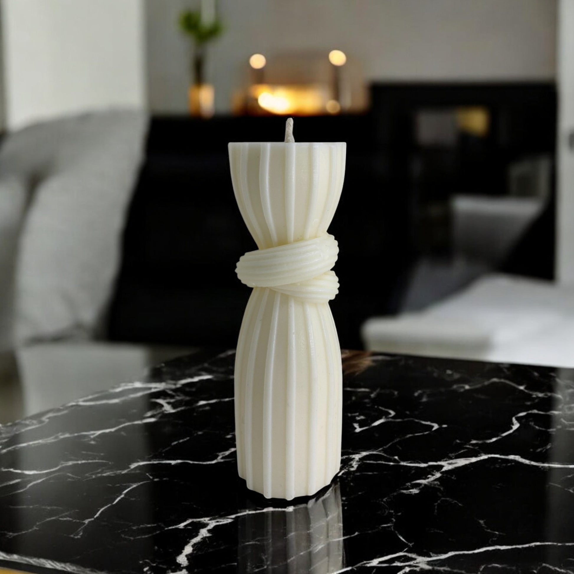 Bougie florence sculptée en forme de colonne noeud, cire végétale parfumée, idéale pour une ambiance cocooning et chaleureuse, couleur clair – HO'MAHA.