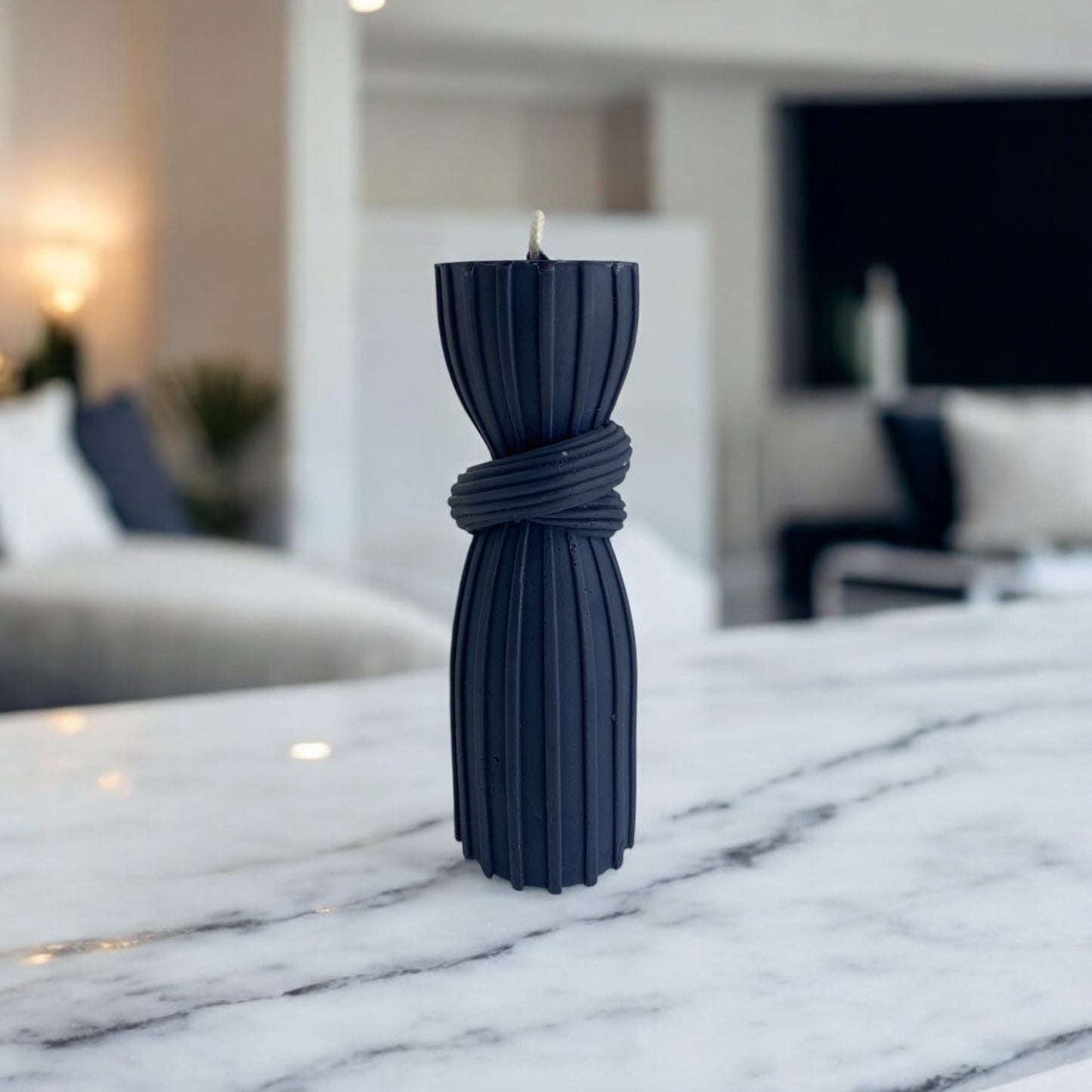 Bougie florence sculptée en forme de colonne noeud, cire végétale parfumée, idéale pour une ambiance cocooning et chaleureuse, couleur noir – HO'MAHA.