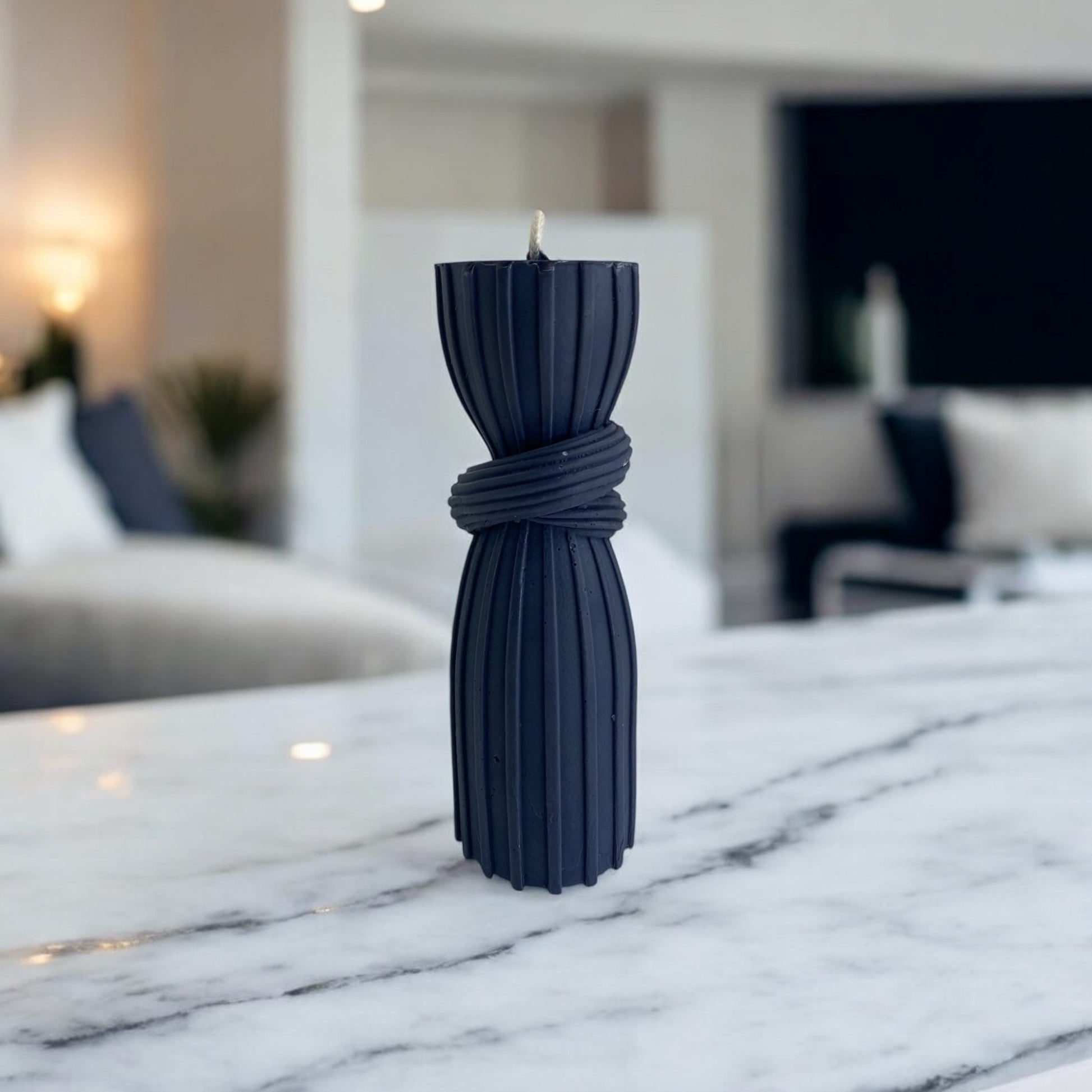 Bougie florence sculptée en forme de colonne noeud, cire végétale parfumée, idéale pour une ambiance cocooning et chaleureuse, couleur noir – HO'MAHA.