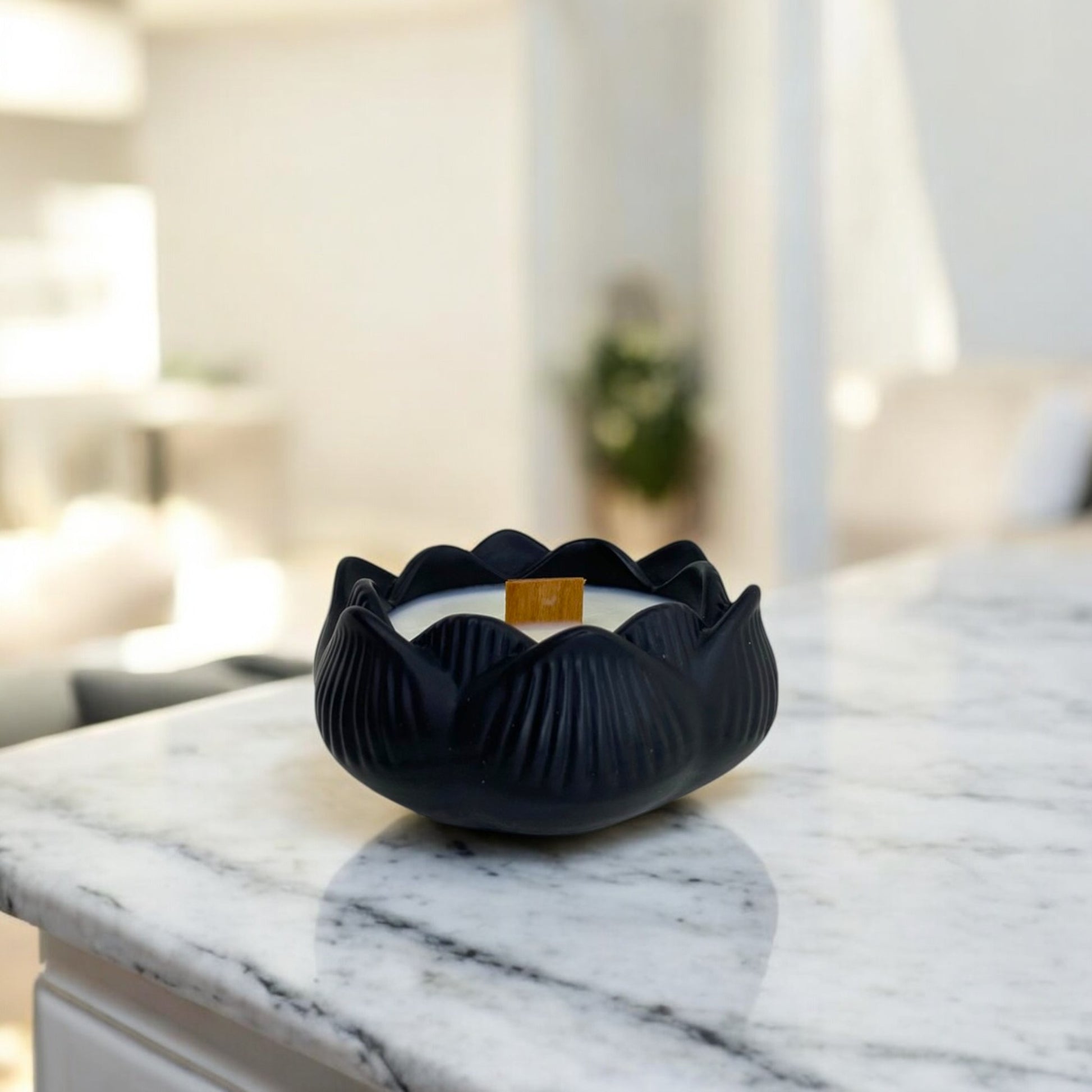 Bougie parfumée Hokkaido,  fabriquée en France, dans un pot Jesmonite noir forme lotus fait main, style épuré et élégant – HO'MAHA.