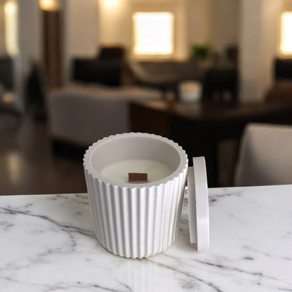 Bougie parfumée Helsinki, fabriquée en France, dans un pot Jesmonite beige fait main, style épuré et élégant – HO'MAHA.
