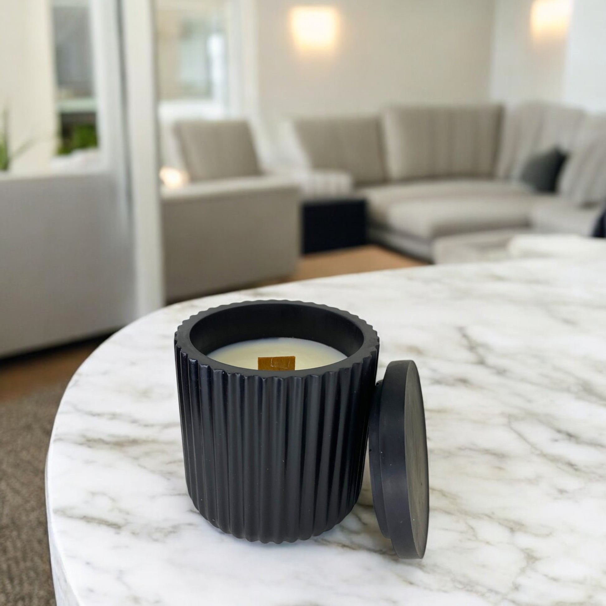 Bougie parfumée Helsinki, fabriquée en France, dans un pot Jesmonite noir fait main, style épuré et élégant – HO'MAHA.