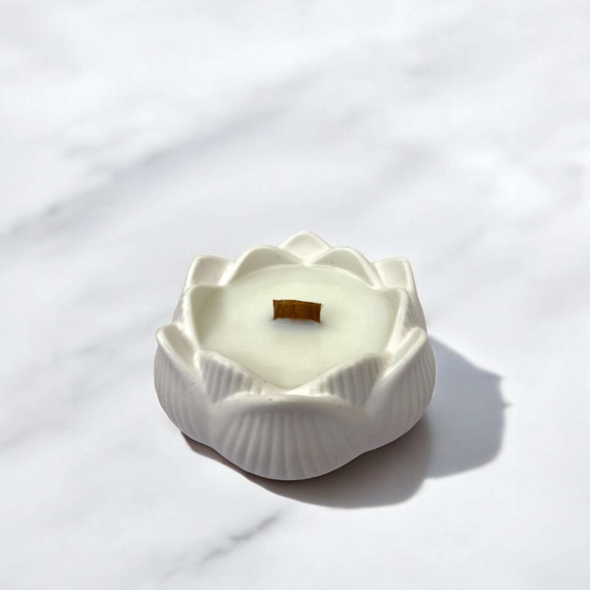 Bougie parfumée Hokkaido,  fabriquée en France, dans un pot Jesmonite beige forme lotus fait main, style épuré et élégant – HO'MAHA.
