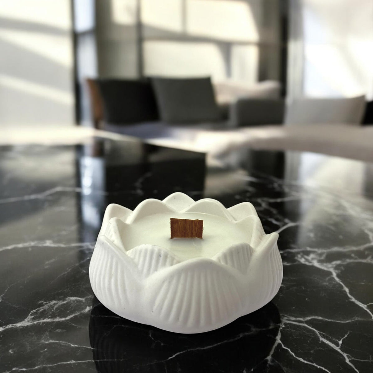 Bougie Hokkaïdo en écrin lotus Jesmonite claire, mèche en bois – HO'MAHA