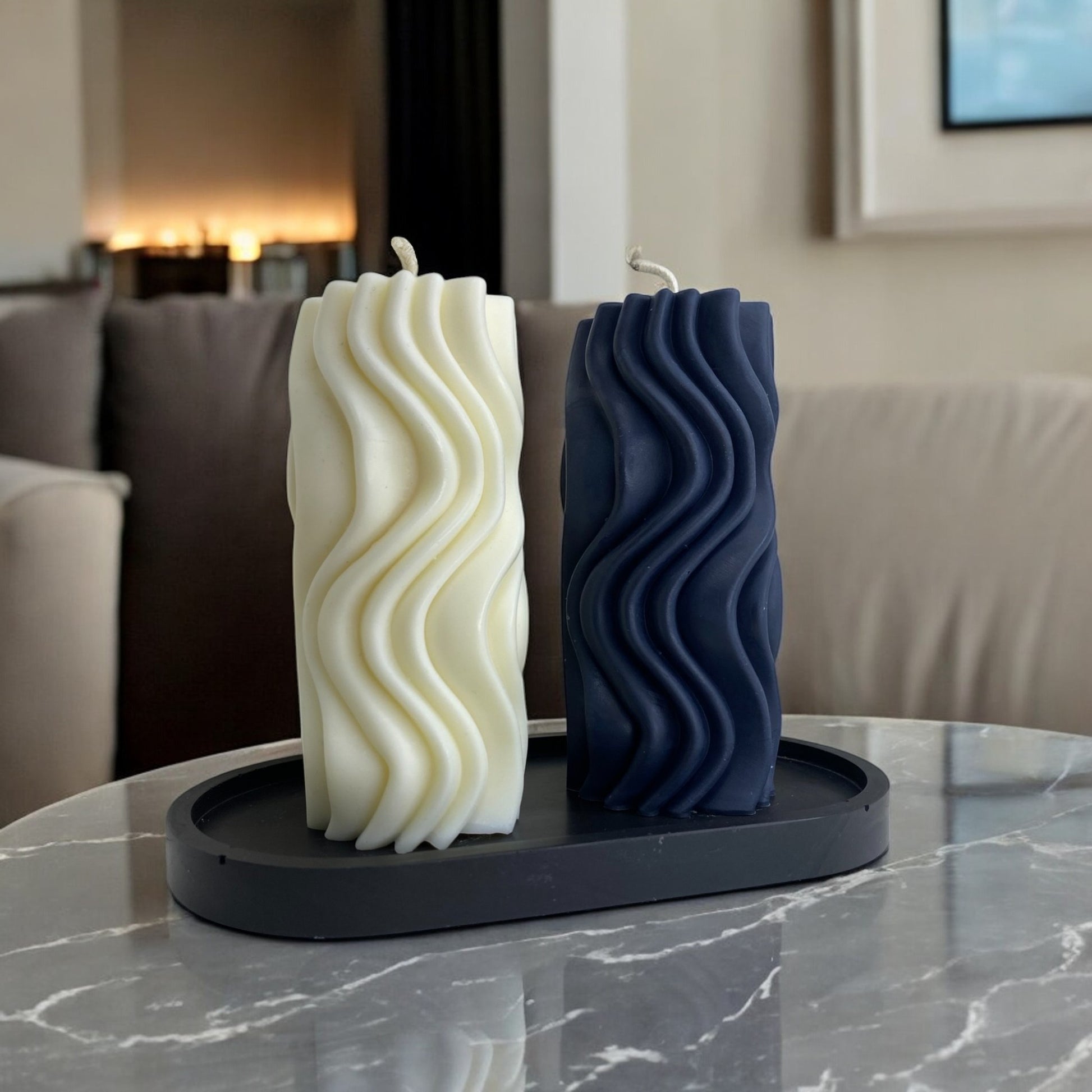 Bougie Ipanema sculptée en forme de vague, cire végétale parfumée, idéale pour une ambiance cocooning et chaleureuse, couleur clair et noir  – HO'MAHA.