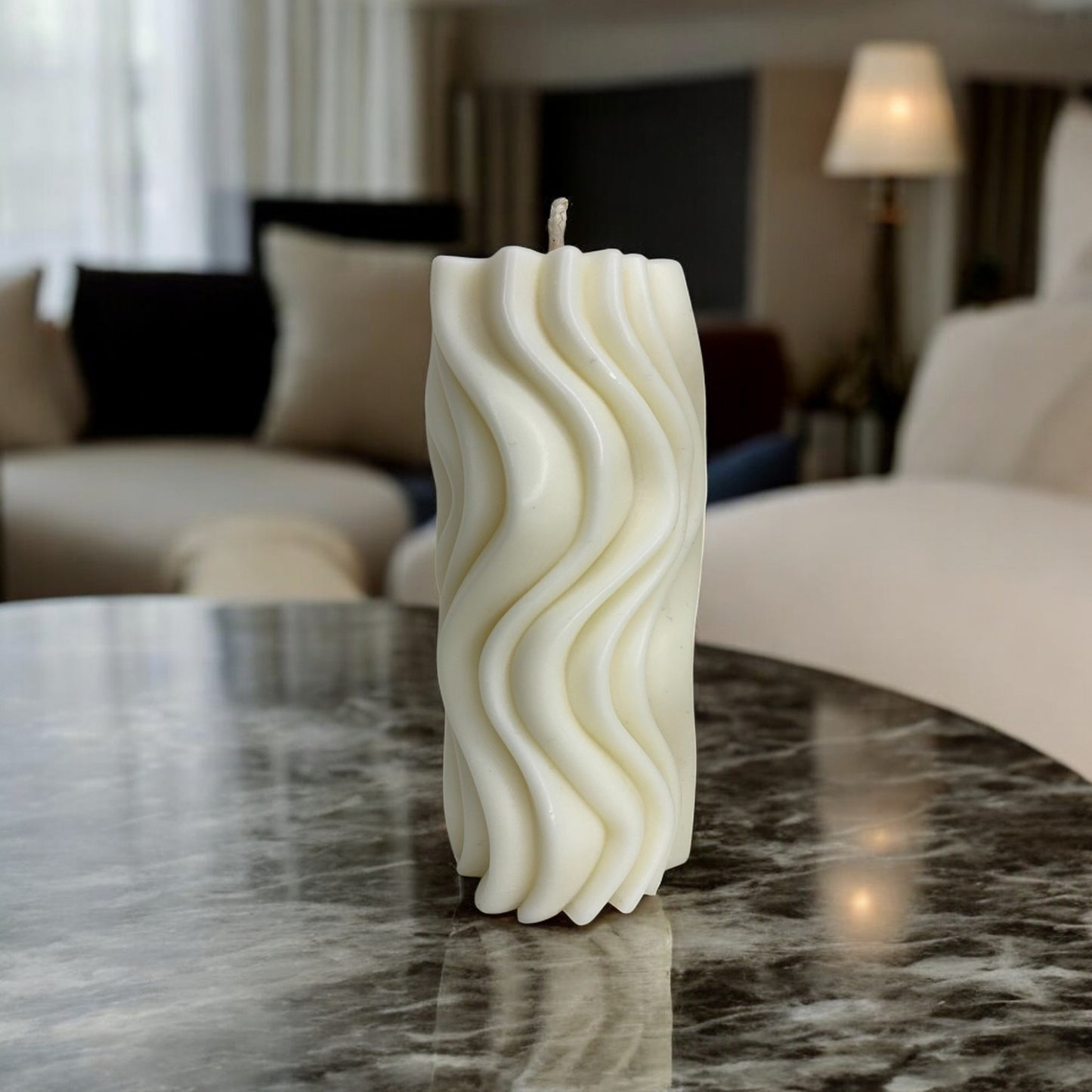 Bougie Ipanema sculptée en forme de vague, cire végétale parfumée, idéale pour une ambiance cocooning et chaleureuse, couleur clair – HO'MAHA.
