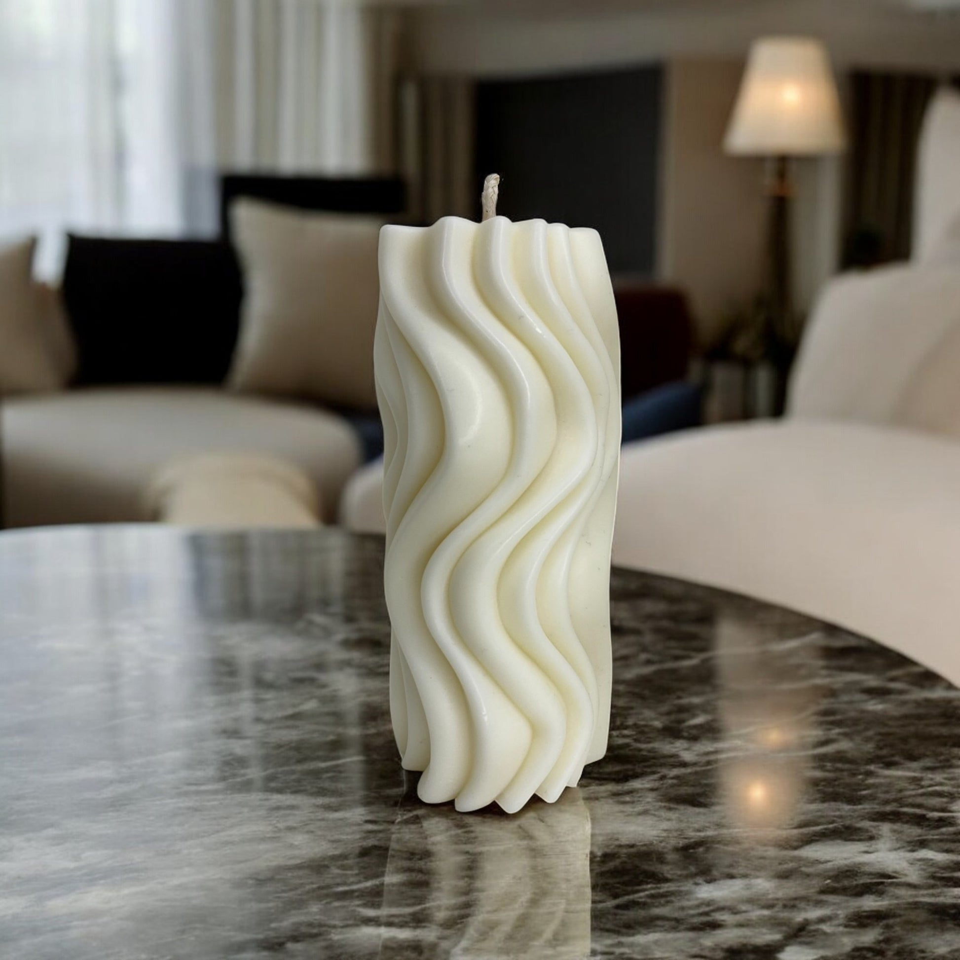 Bougie Ipanema sculptée en forme de vague, cire végétale parfumée, idéale pour une ambiance cocooning et chaleureuse, couleur clair – HO'MAHA.
