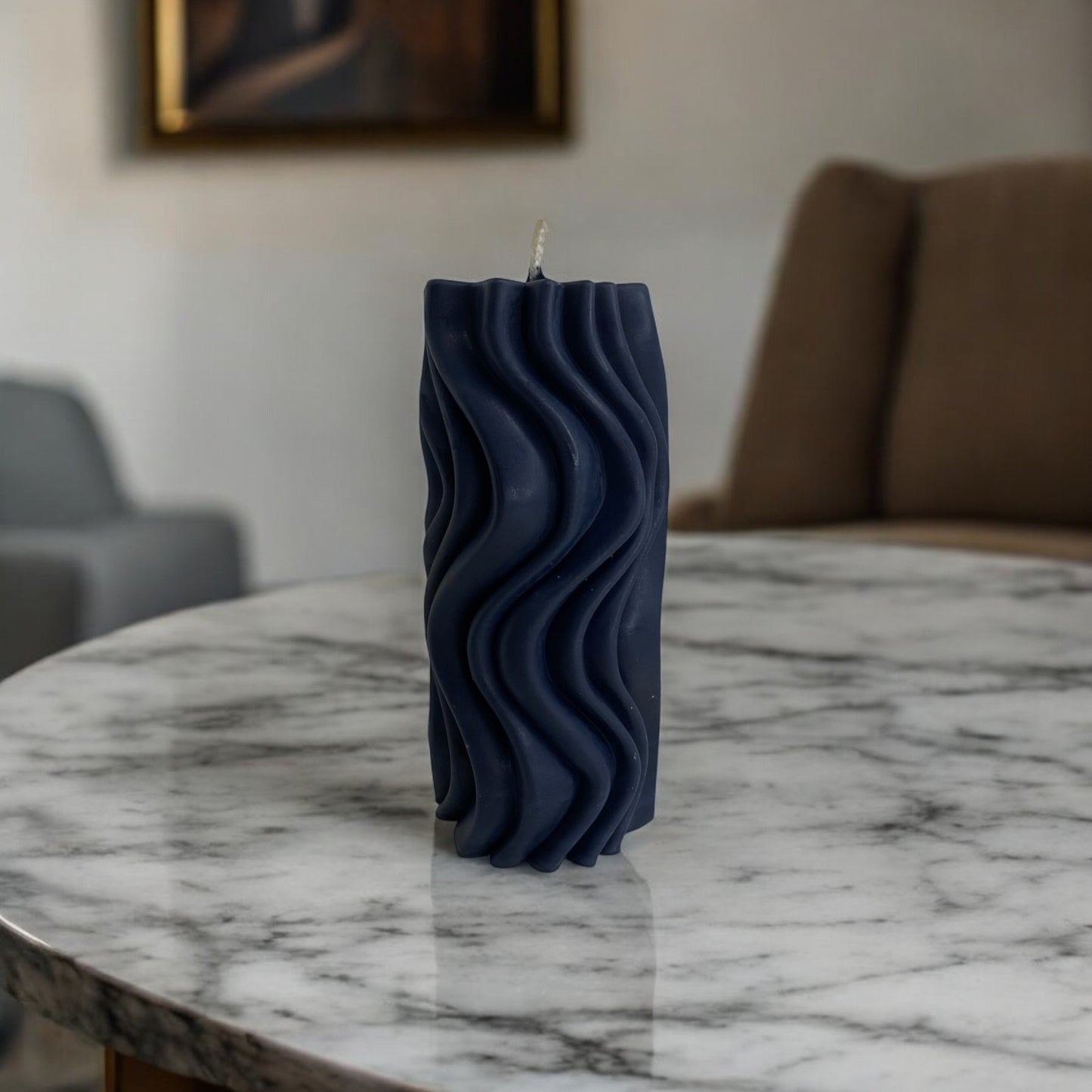 Bougie Ipanema sculptée en forme de vague, cire végétale parfumée, idéale pour une ambiance cocooning et chaleureuse, couleur noir – HO'MAHA.
