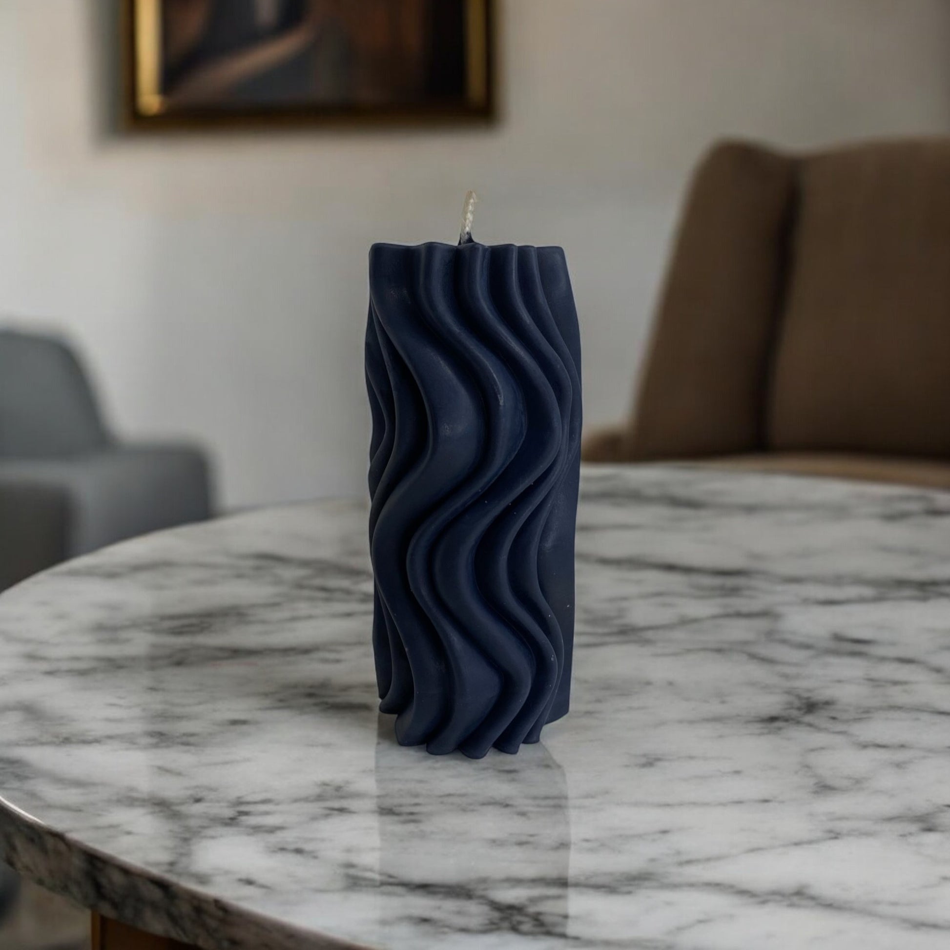 Bougie Ipanema sculptée en forme de vague, cire végétale parfumée, idéale pour une ambiance cocooning et chaleureuse, couleur noir – HO'MAHA.